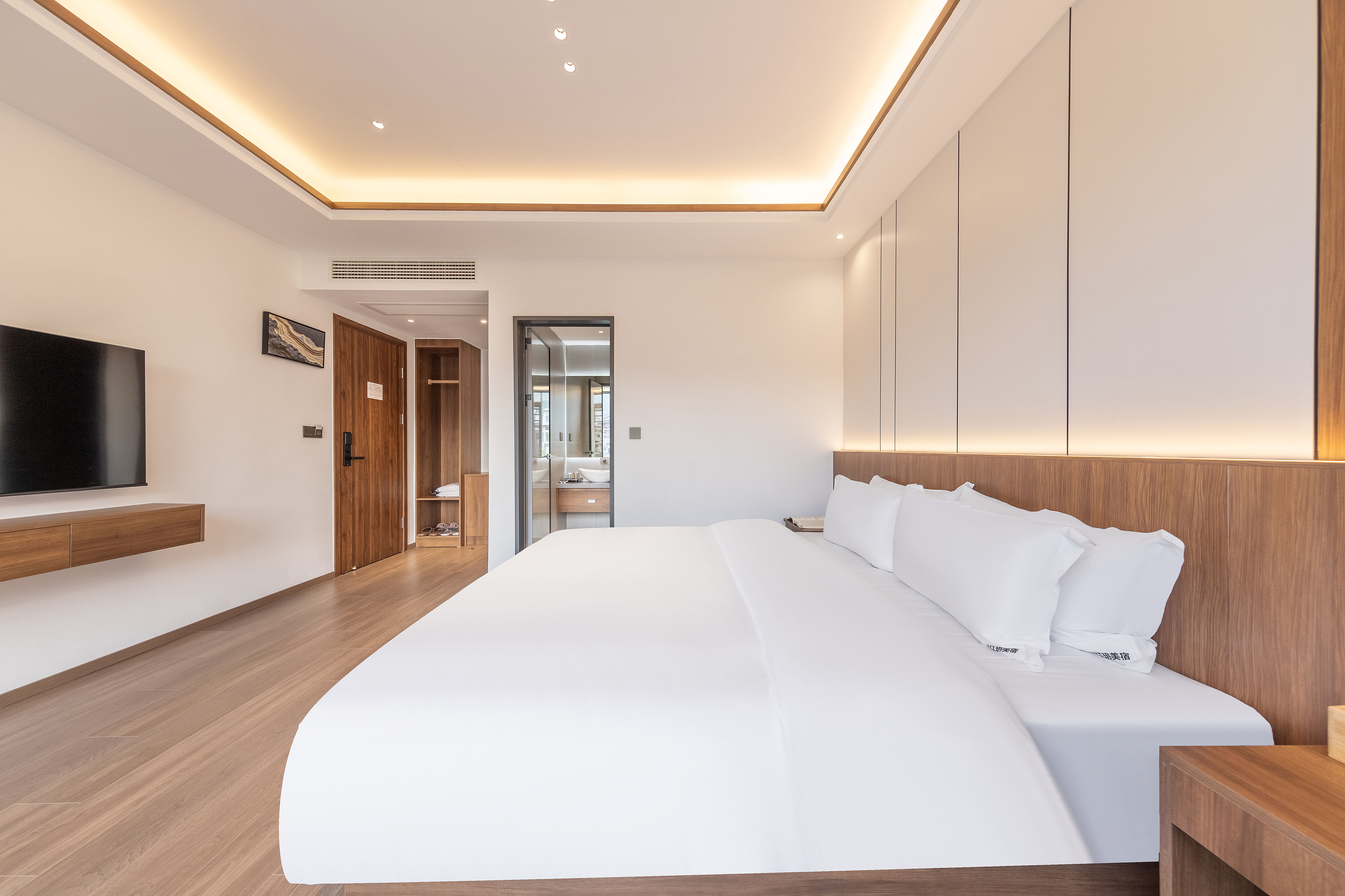 Scenic Double Bed Room With Smart Voice Control, Smart Toilet, Wet-Dry Separation, And Floor-to-Ceiling Window