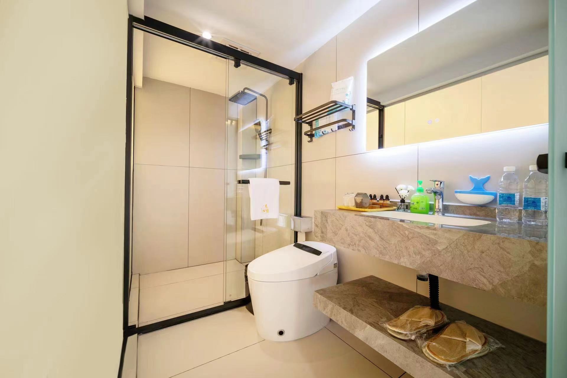 Zhi Le Double Bed Room With High-End Latex Mattress + Smart Toilet