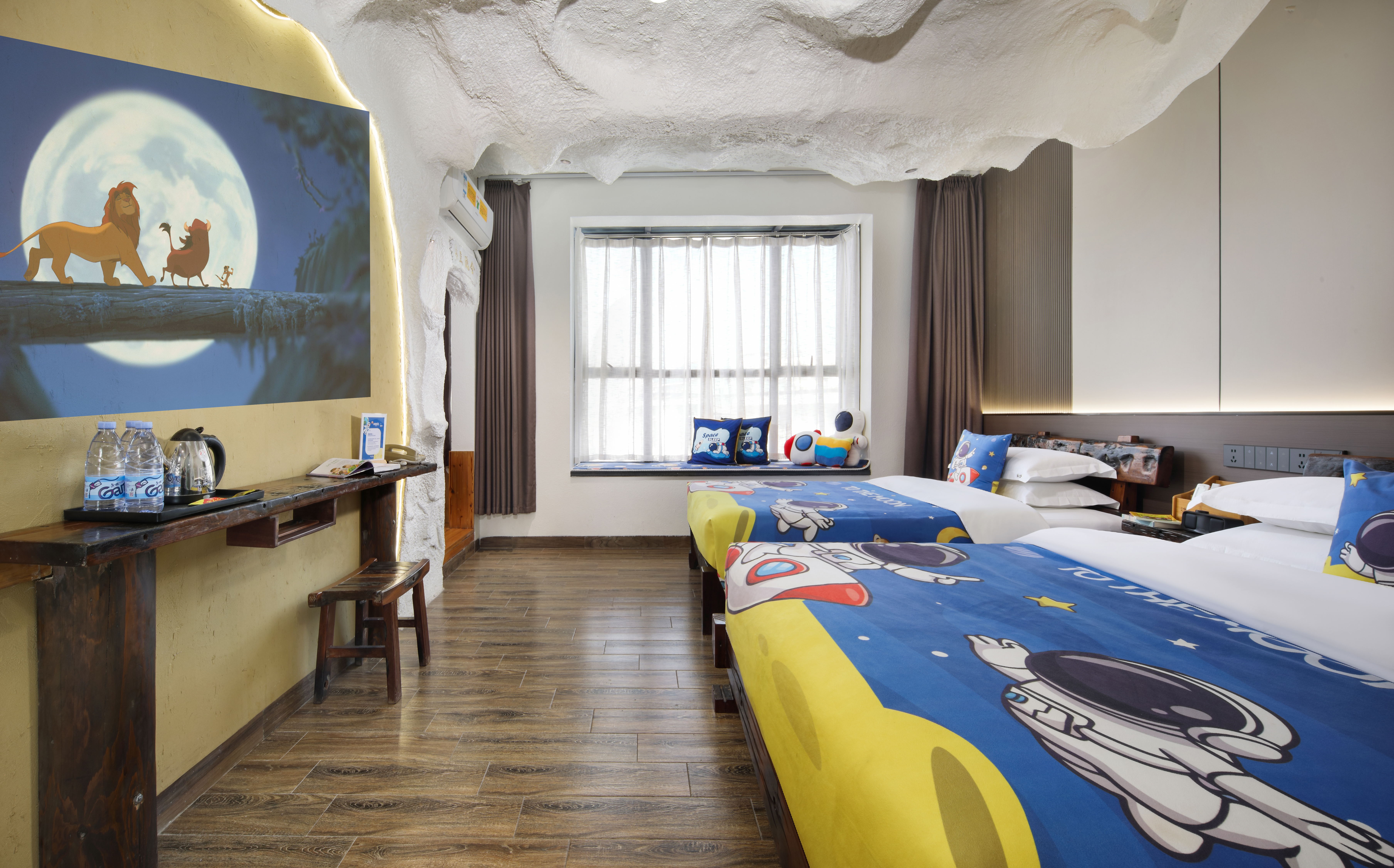 四口之家||圣托里尼洞穴+智控三床房+浪漫氛围感