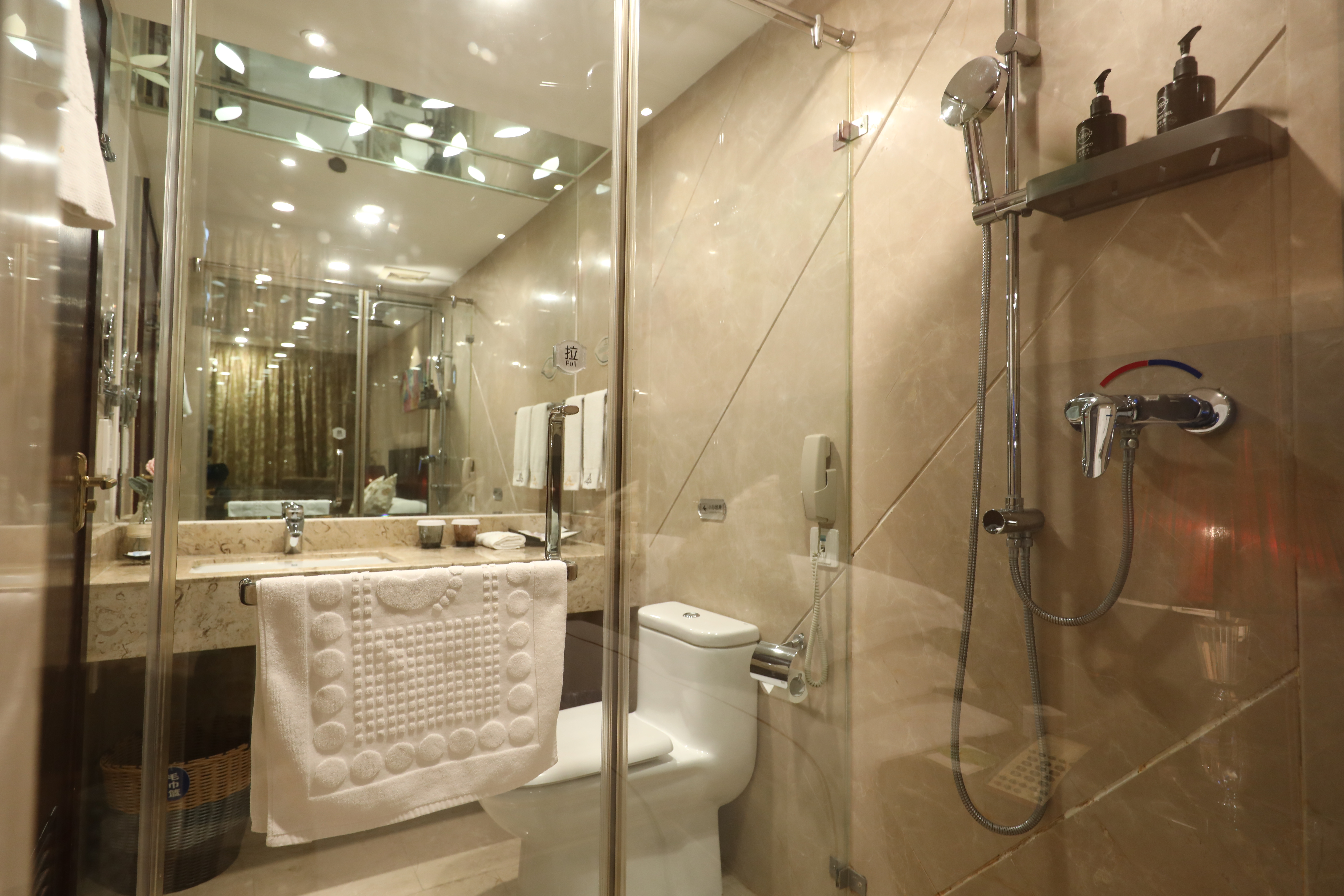 行政间（鹅绒床被+小冰箱+空气净化器）