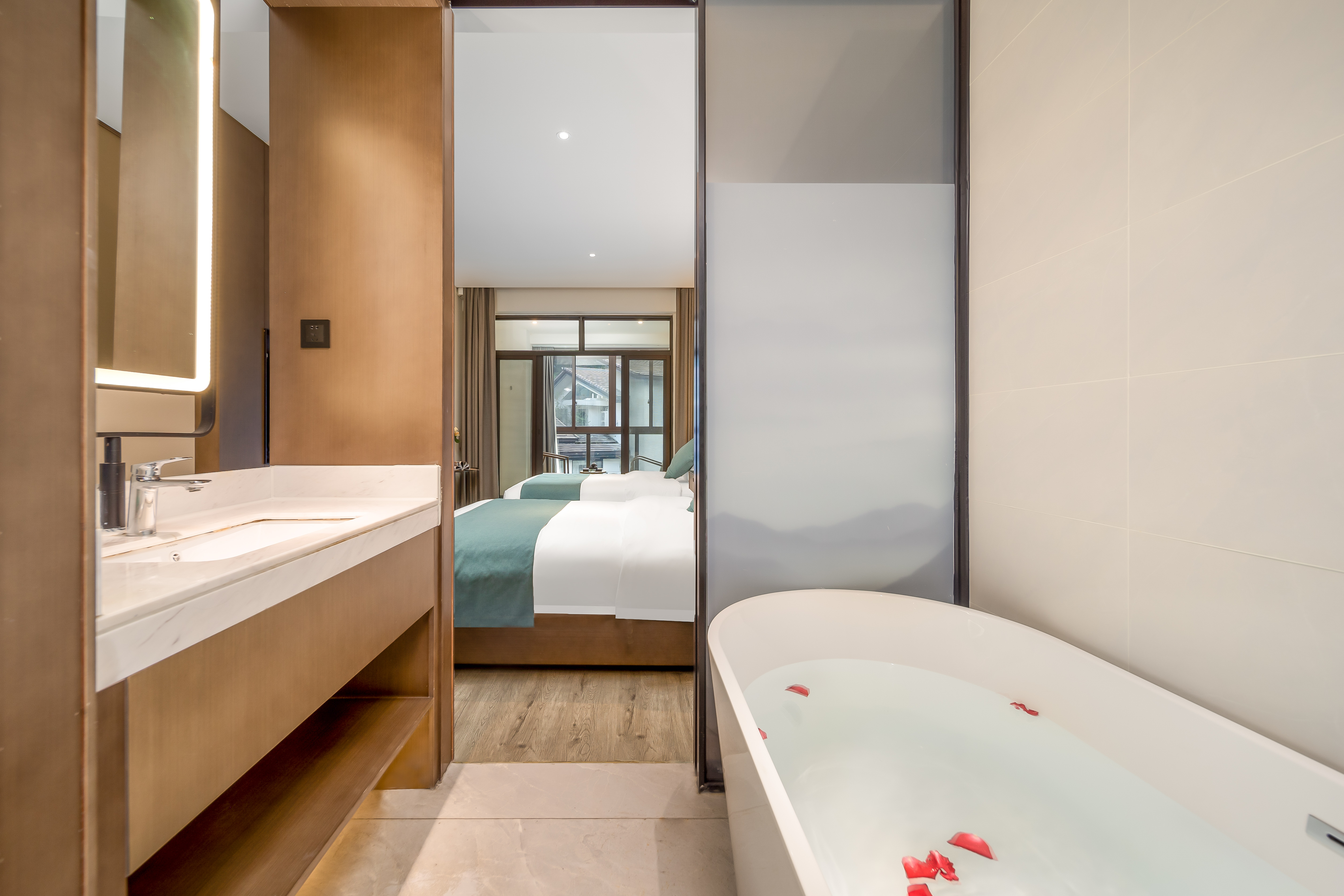 标准双床房 | 观景阳台+大浴缸+慕思床垫+巨屏K歌