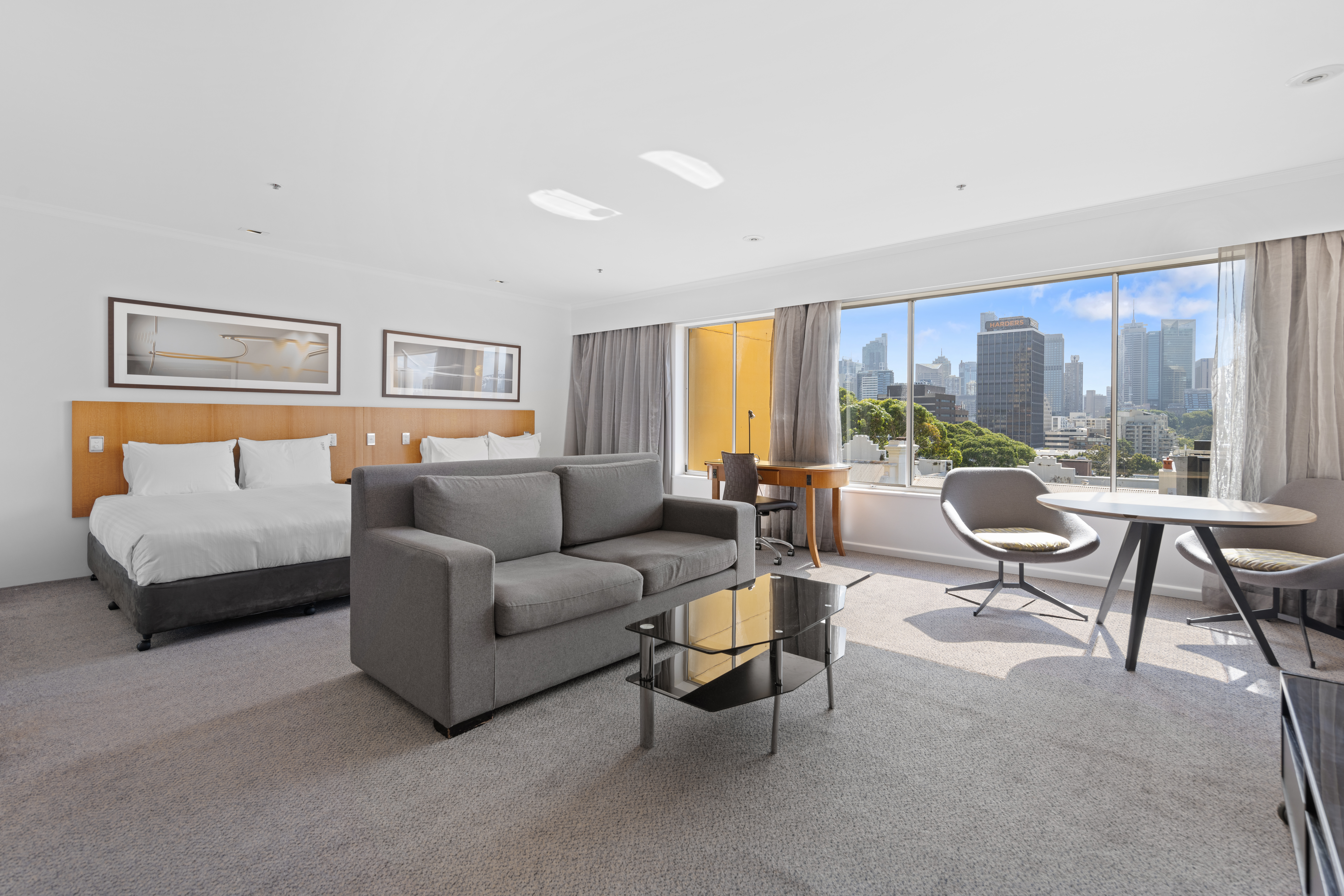 优质双大床房带城市景观