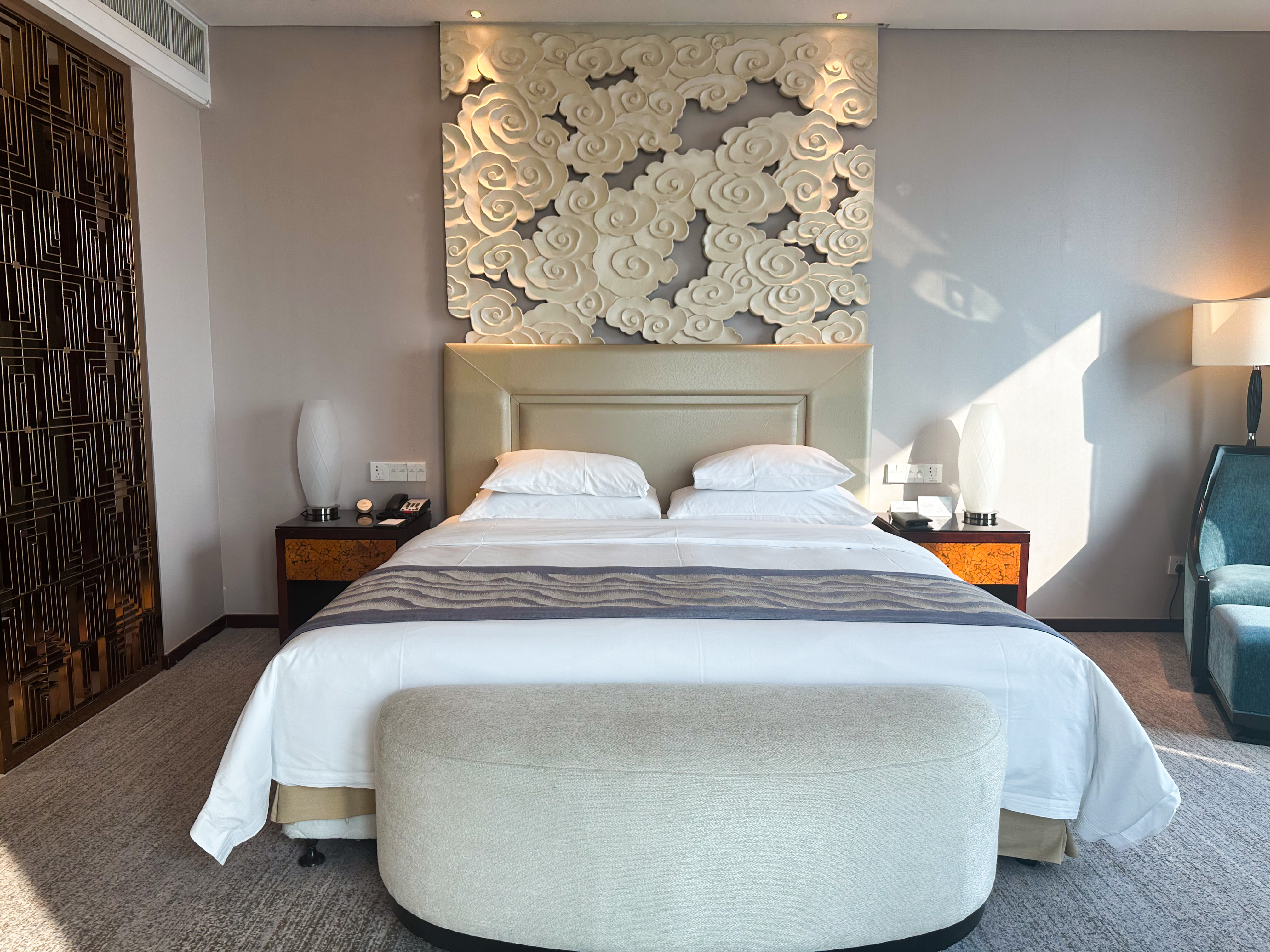 豪华景观大床房（双面全景落地窗+浴缸+特大床）