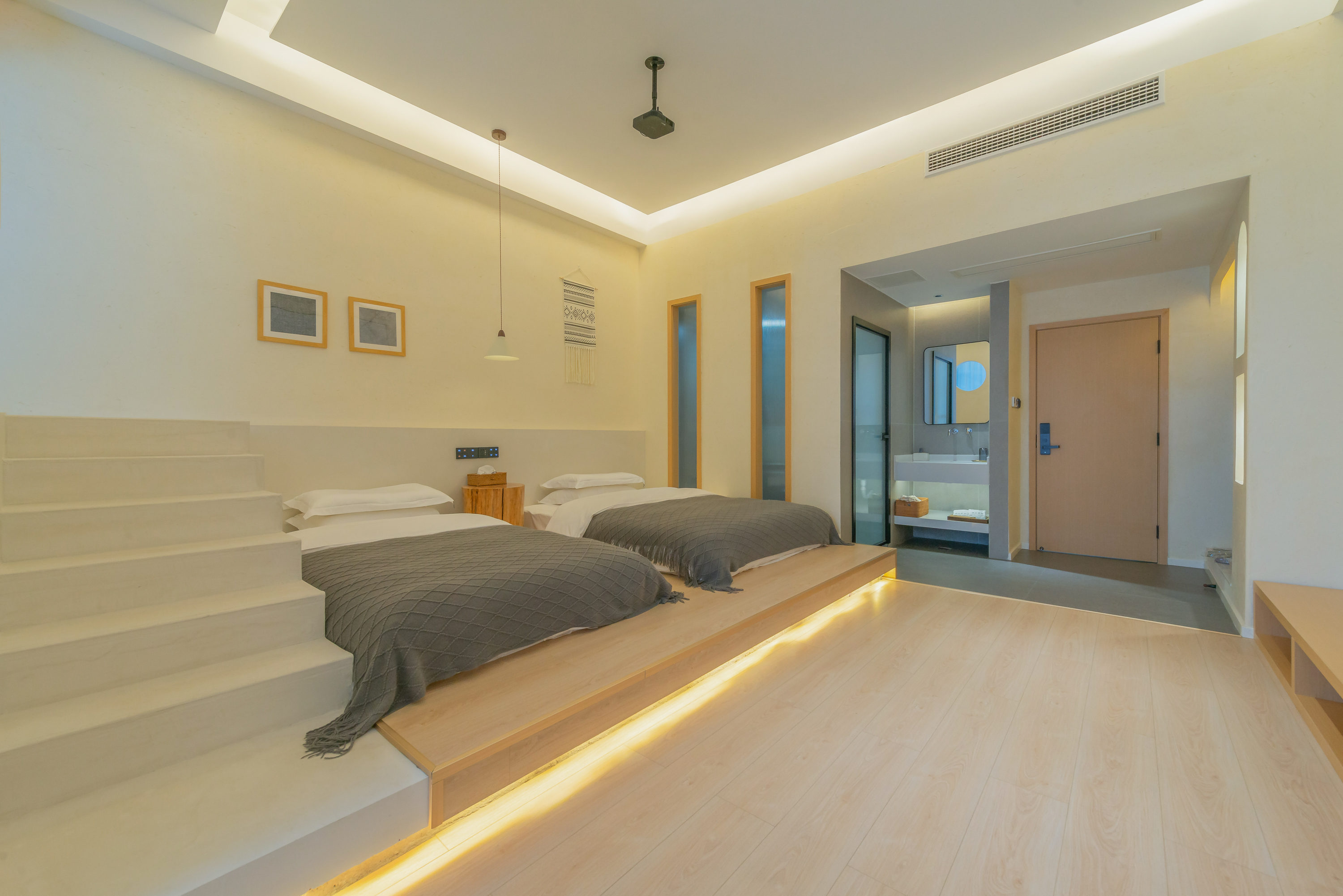 Bifengxia Lanshan Designer Homestay Muyang Cozy Cinema Family Room