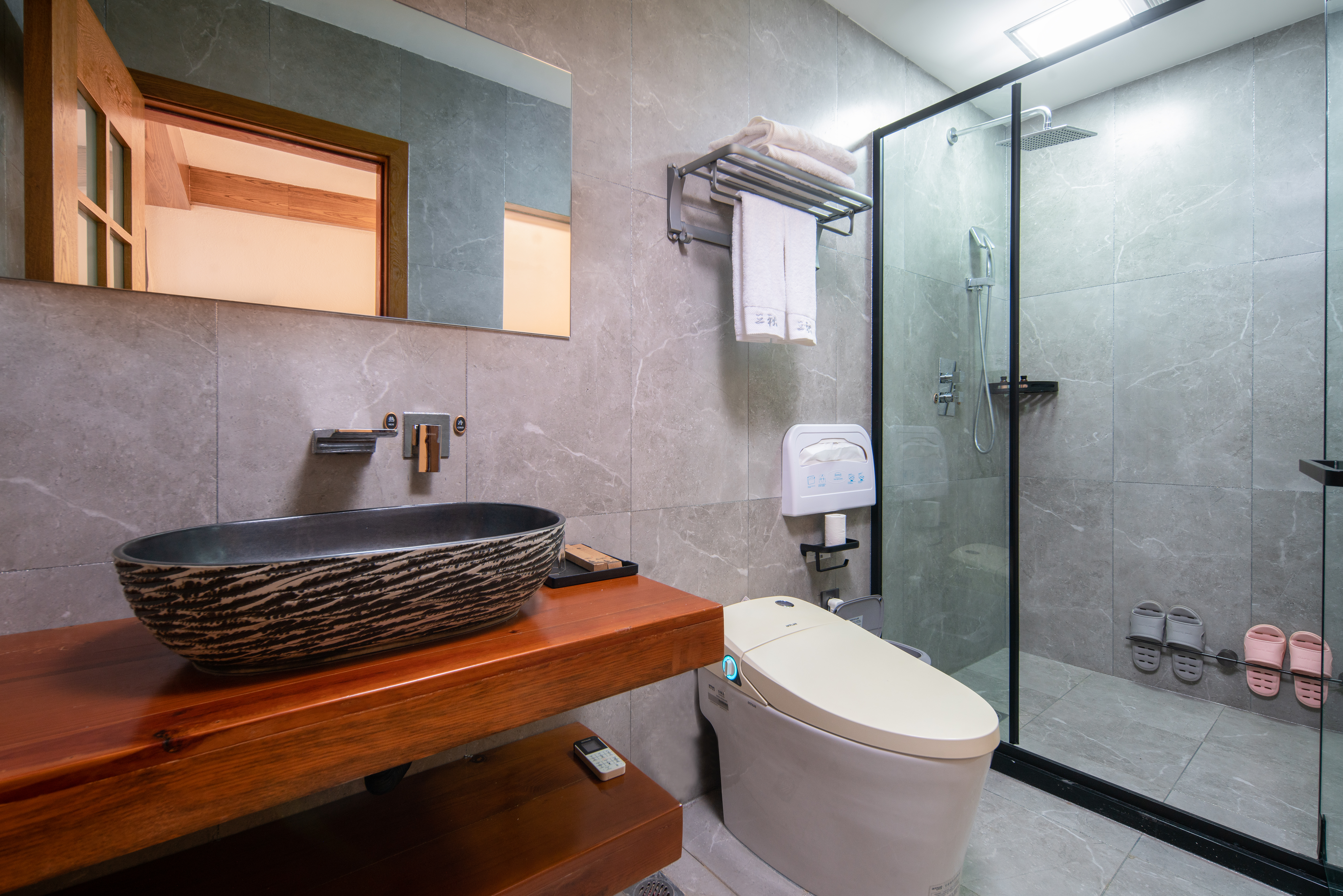 三秋小楼_舒适标间+马桶+茶台冰箱洗衣机