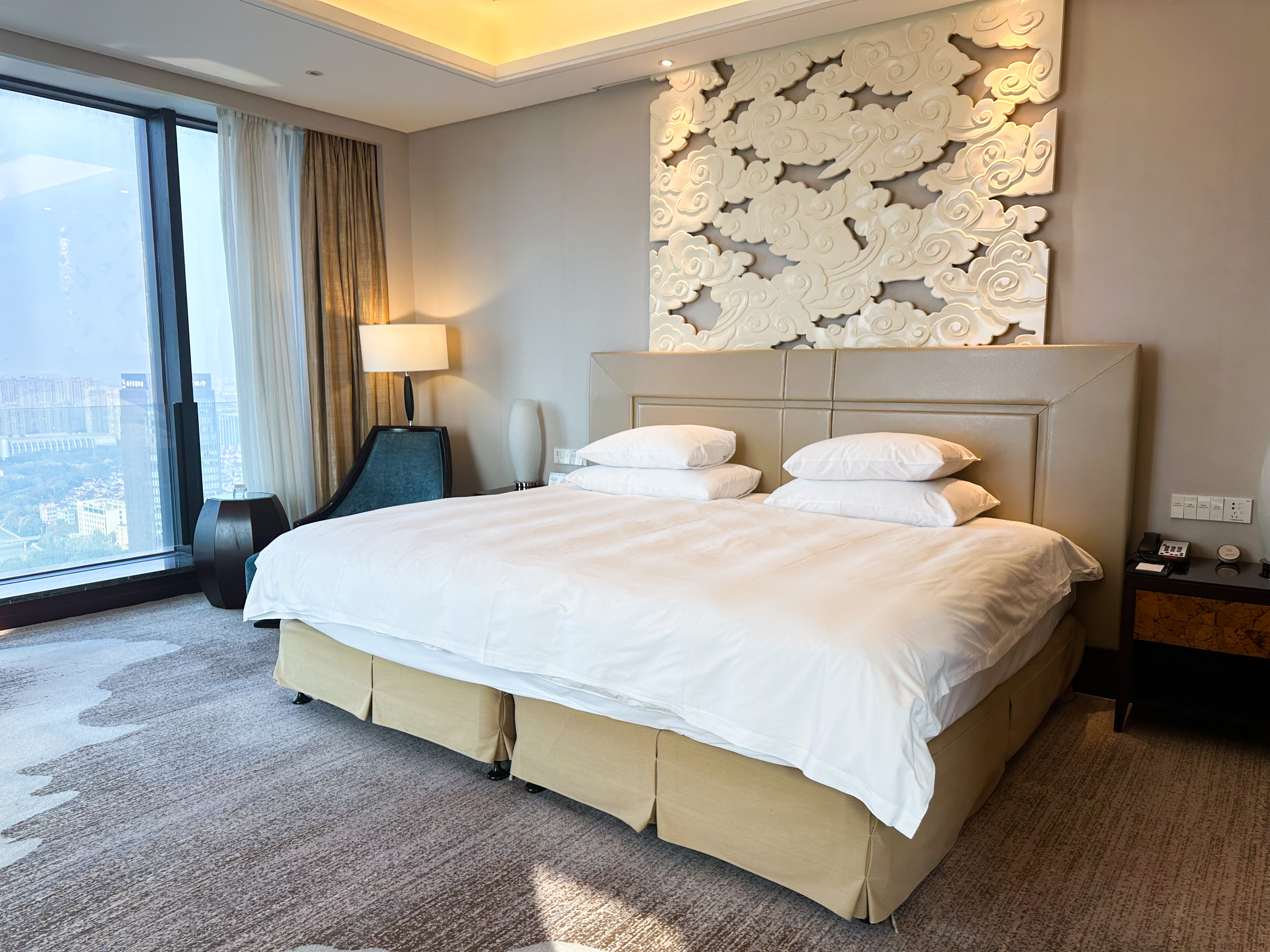 高级大床房（双面全景落地窗+浴缸+特大床）