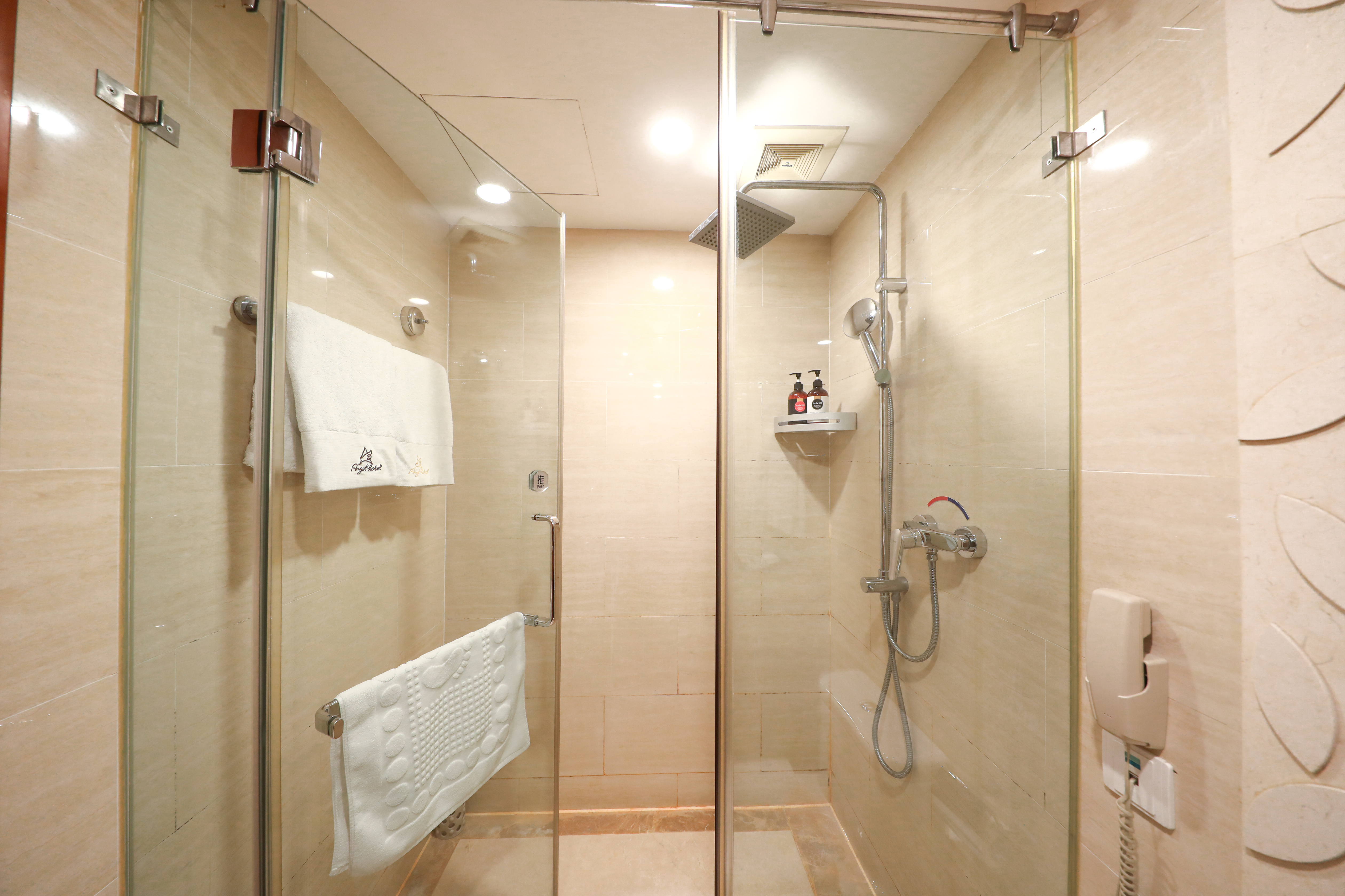 豪华标准间（鹅绒床被+小冰箱）