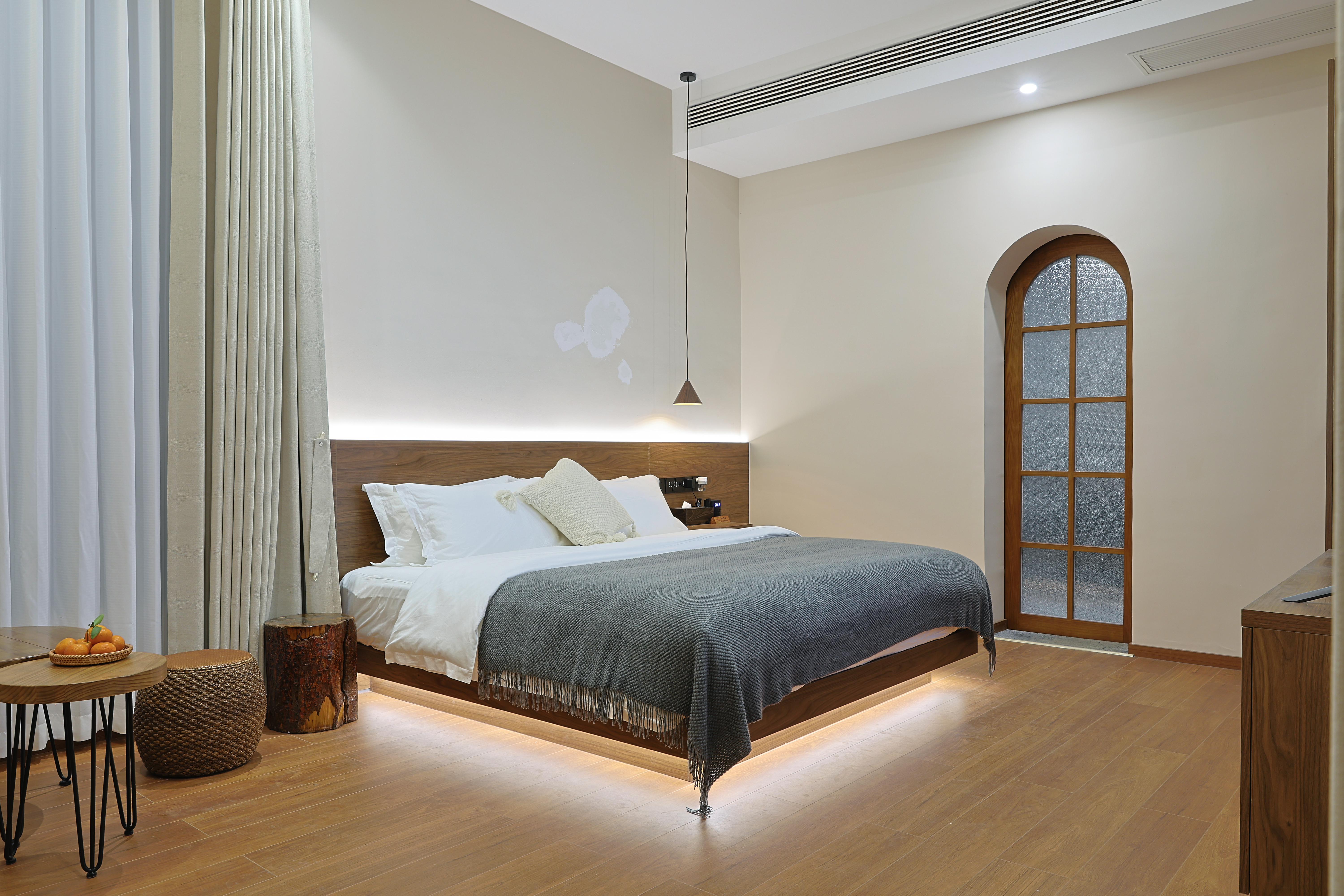 等风·泊度·温泉泡池大床房『小冰箱·壁炉·自动窗帘·原木家俱·庭院美景』