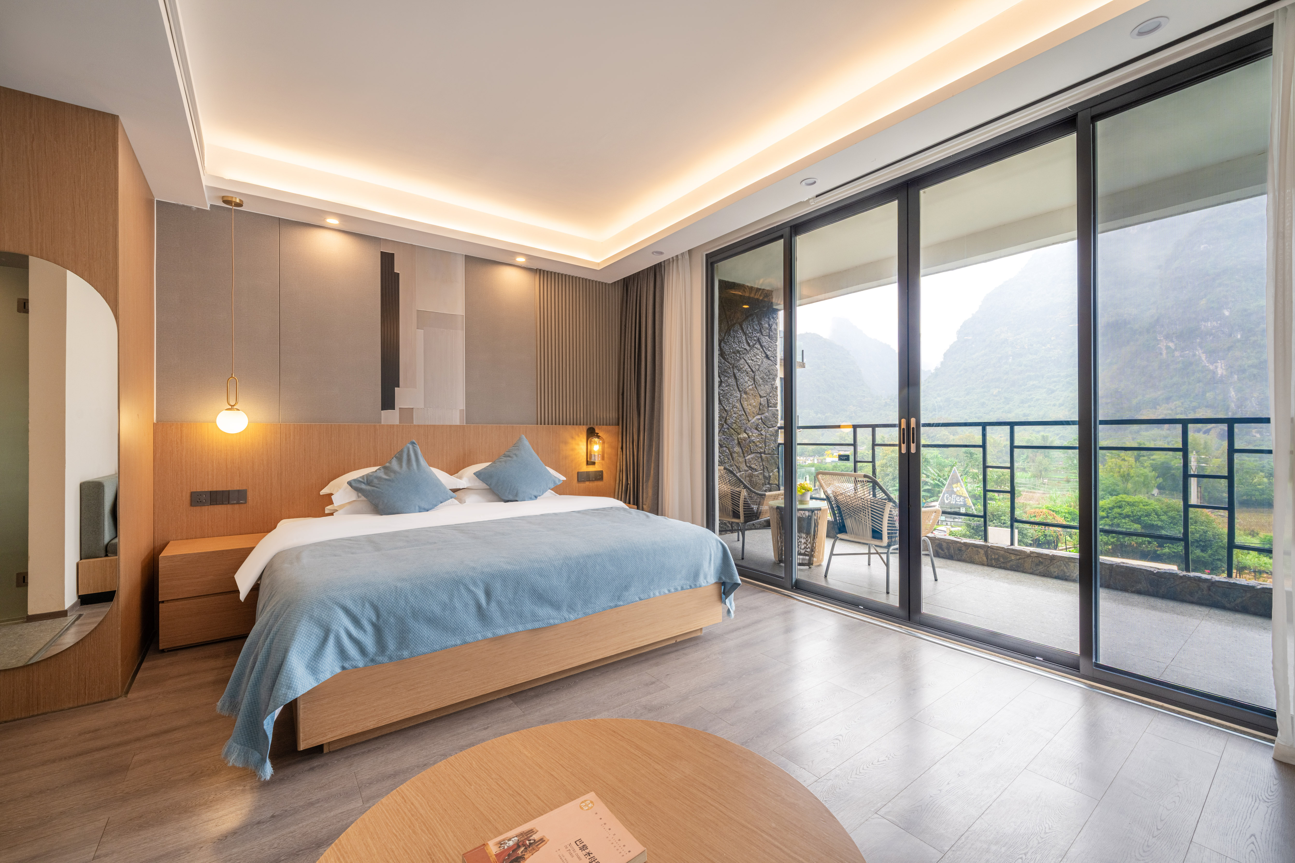 山水阳台投影大床房（河景大阳台+山景浴缸+小冰箱）