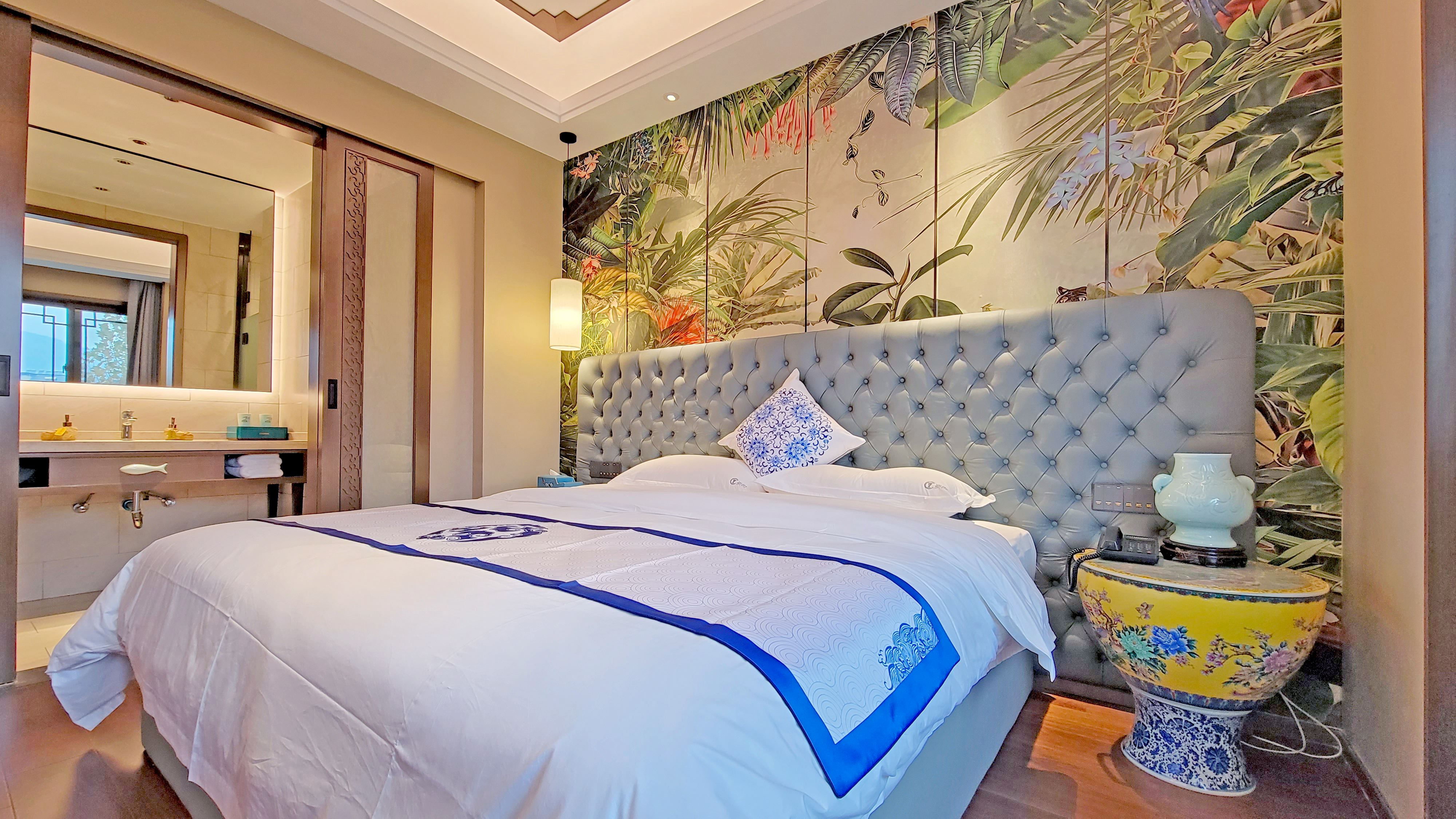 Guangying Bamburgh Neo-Chinese Style Deluxe Scenic View Elegant Suite (Zero Pressure Mattress + Deep Sleep Pillows + Constant Temperature Shower + Solid Wood Sofa Minimalist Style)