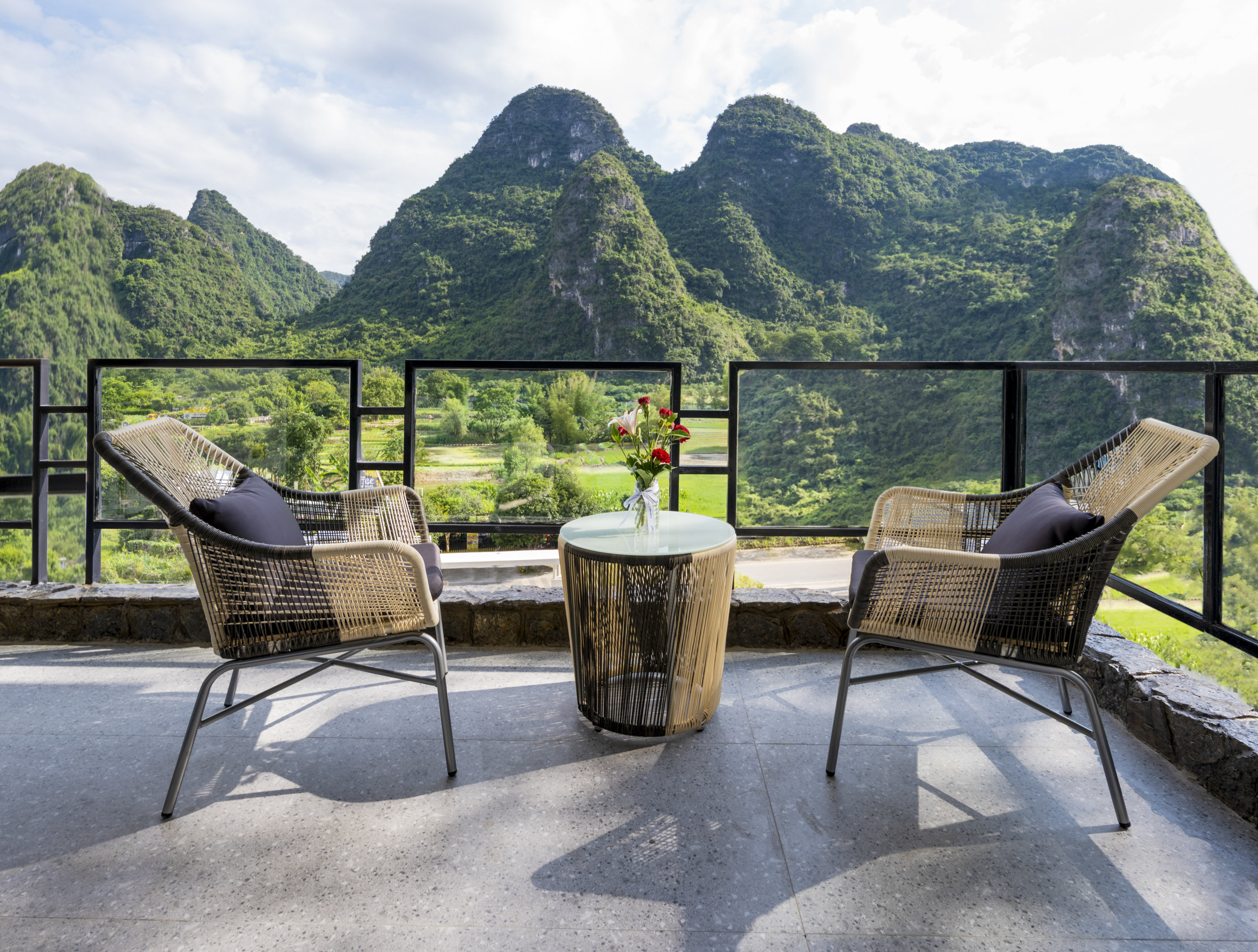 山水阳台投影大床房（河景大阳台+山景浴缸+小冰箱）