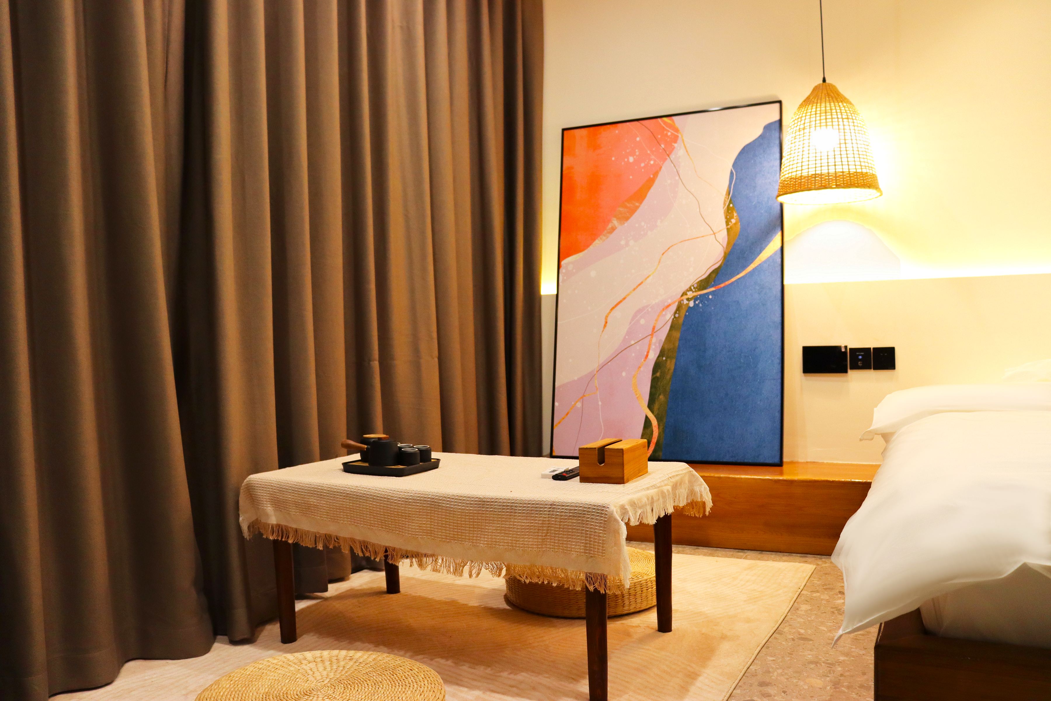 凤还巢360°山景家庭房——阳台+超大投影