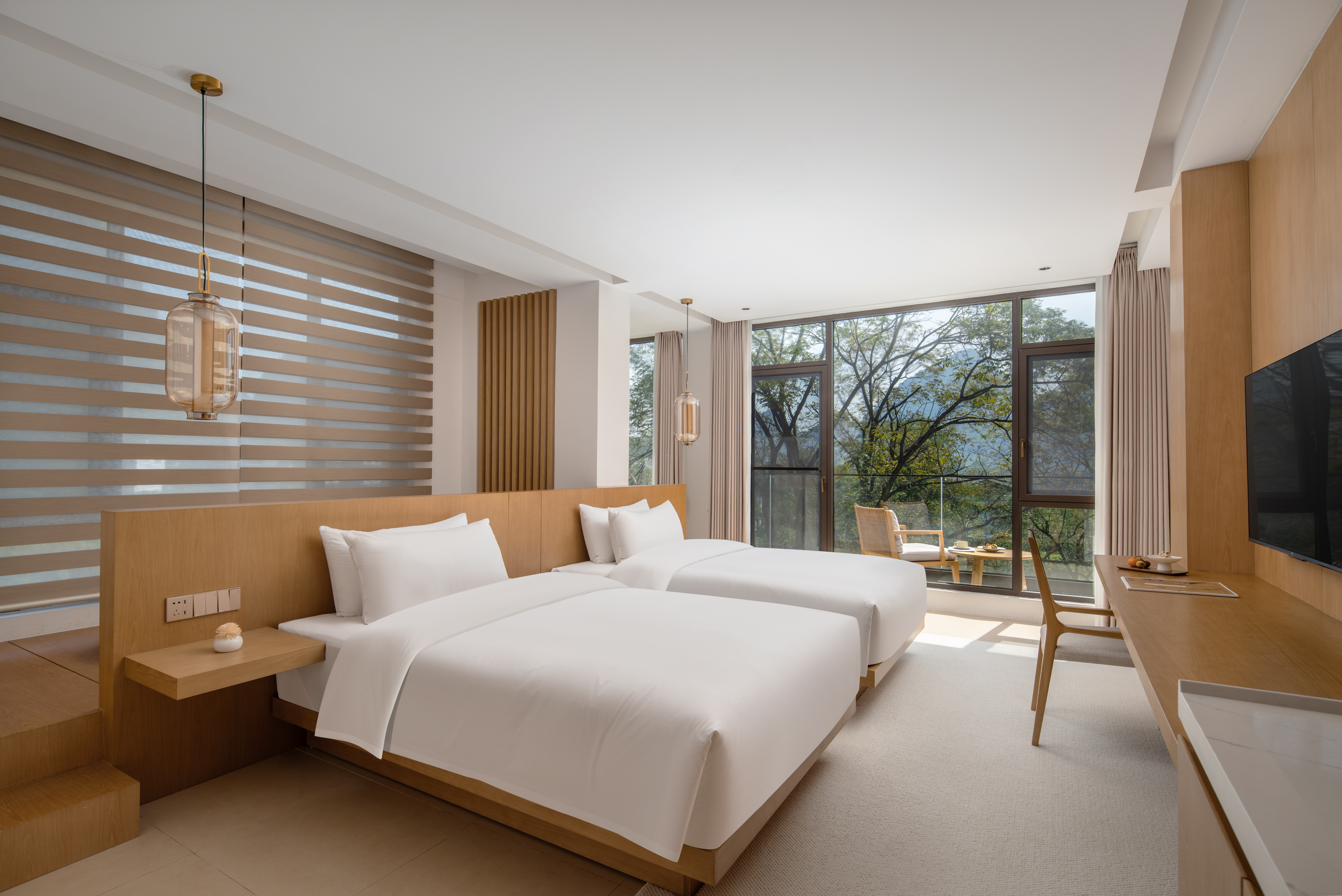 聆溪阳台双床房（270°落地观景+山景浴缸+迷你冰箱+智能马桶）