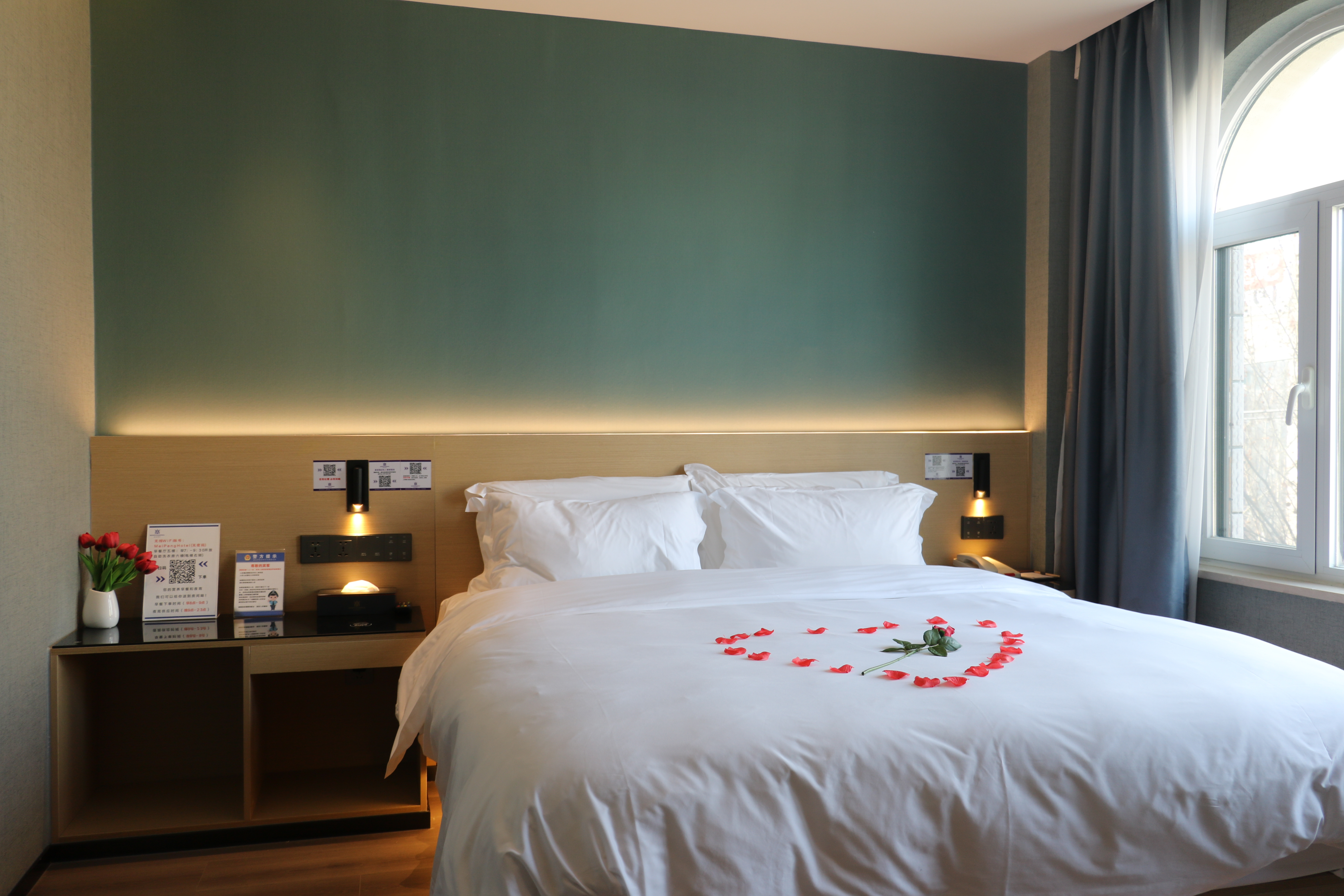 一战成硕·青云万里大床房『全屋智能+零压舒眠乳胶床垫+云朵般柔软透气鹅绒被+MINI冰箱+恒温智能马桶』