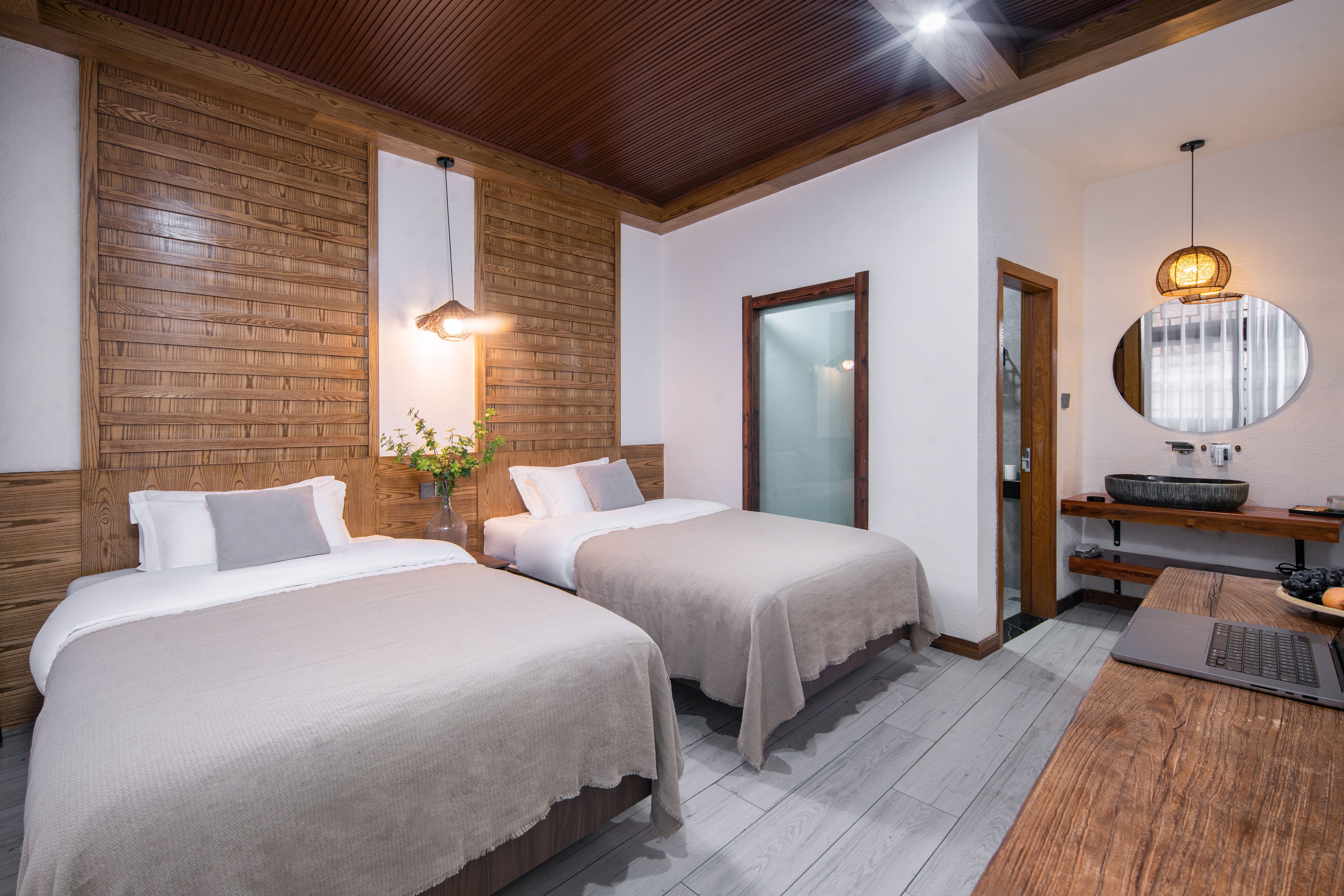 三秋小楼_舒适标间+马桶+茶台冰箱洗衣机