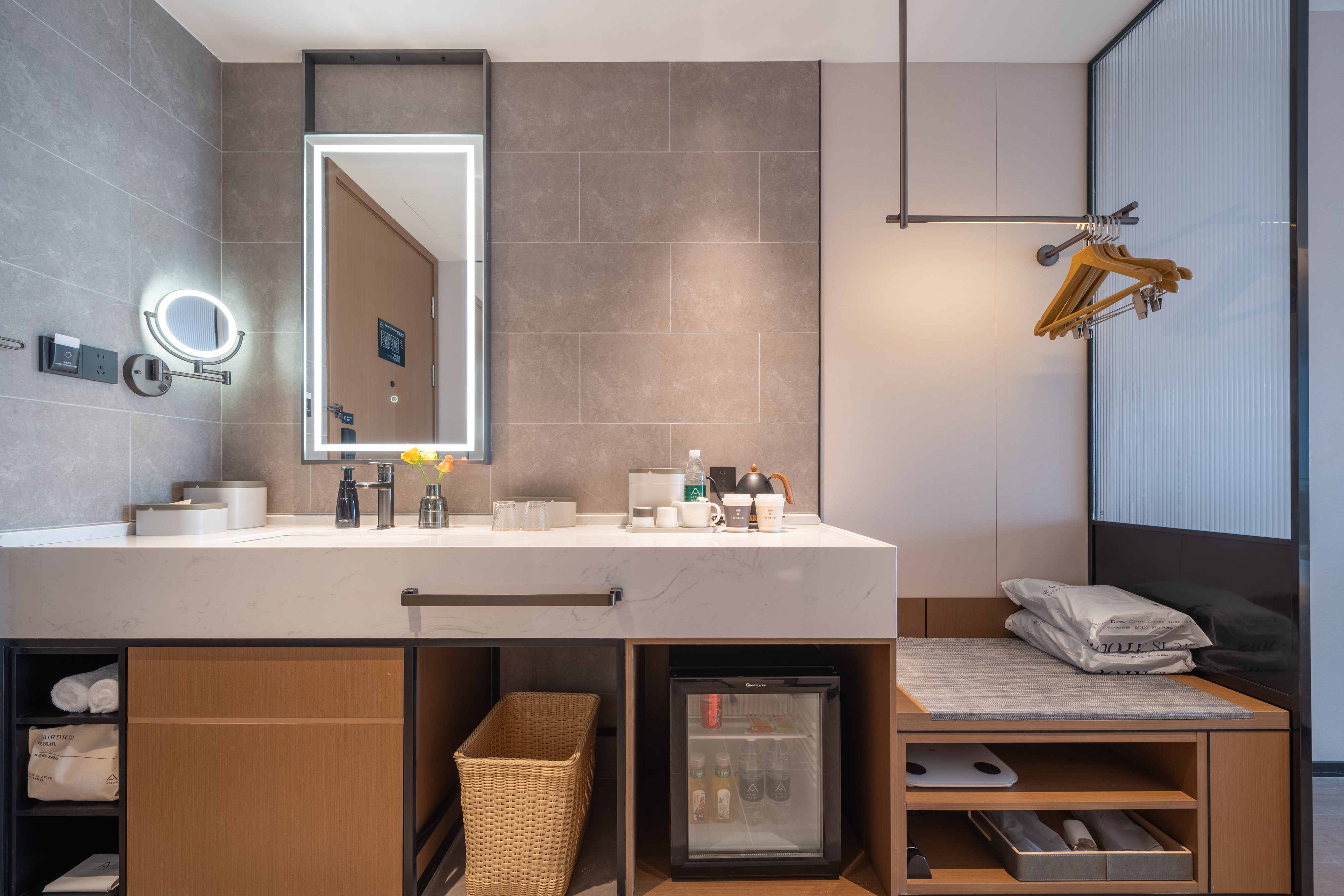 Exclusive City-View Family Room With Deep Sleep Series/Xiaodu Smart Control/Smart Toilet/Mobile Screen Casting