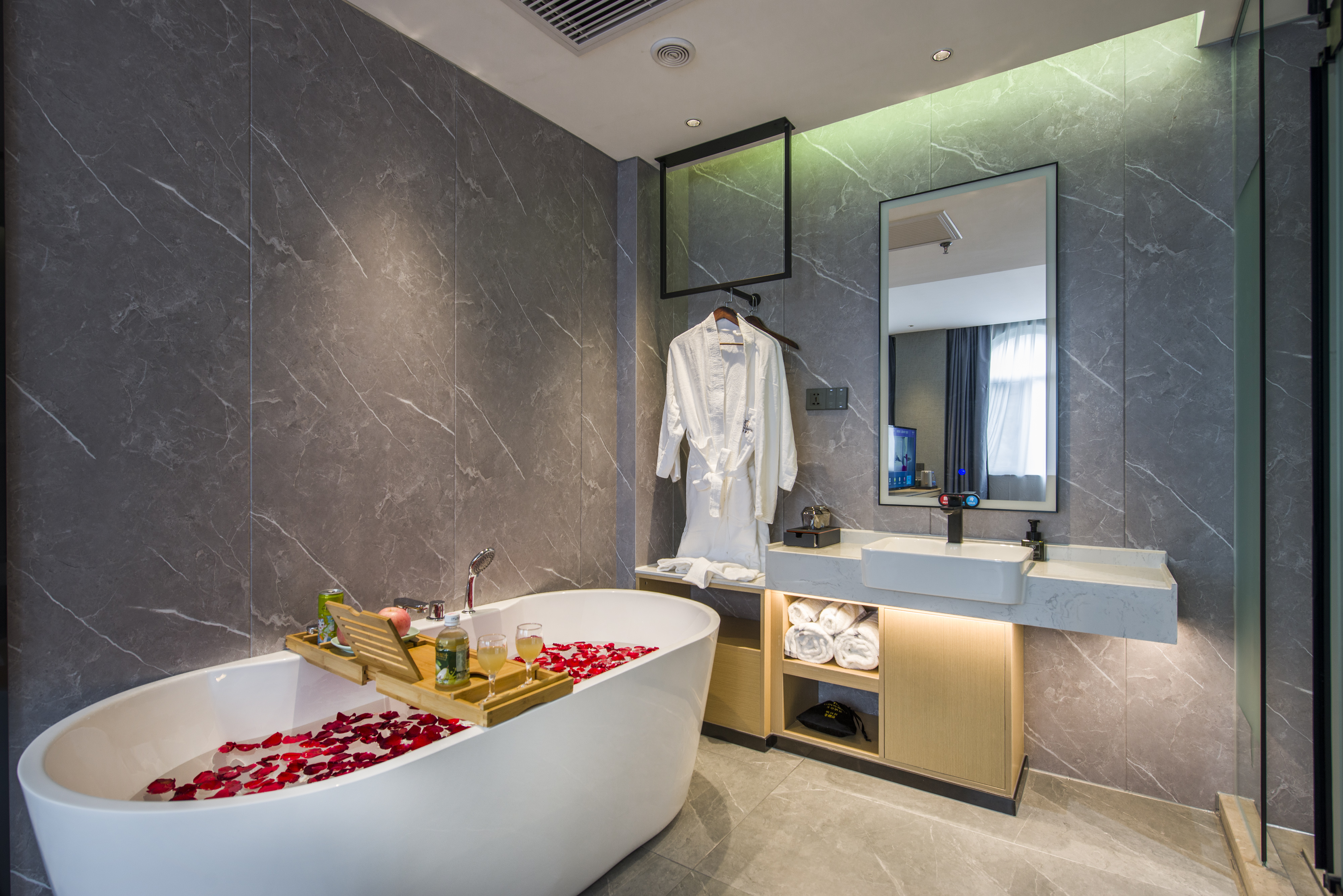 惬意时光|丝滑浴缸套房