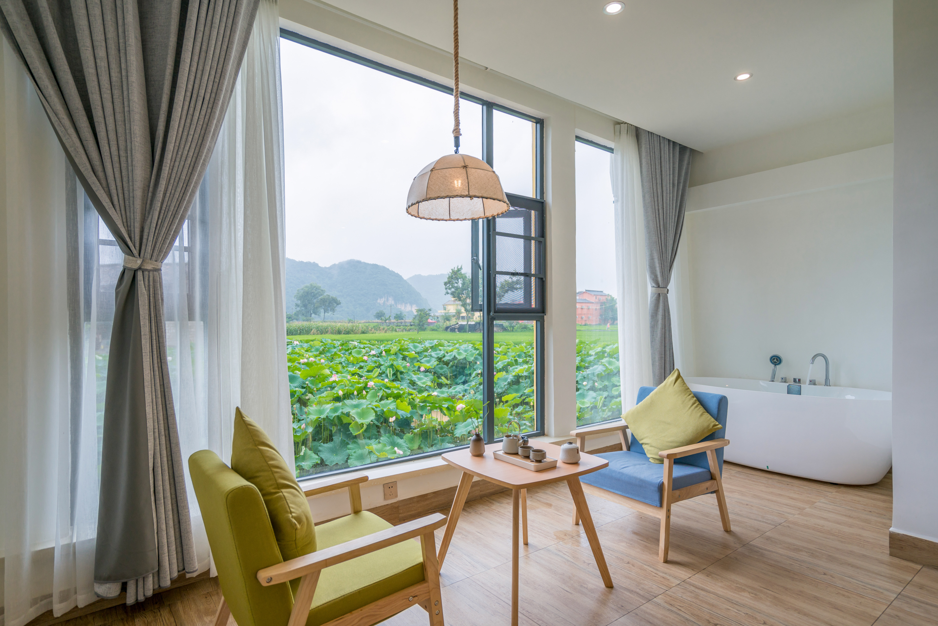 舒适阳光浴缸大床