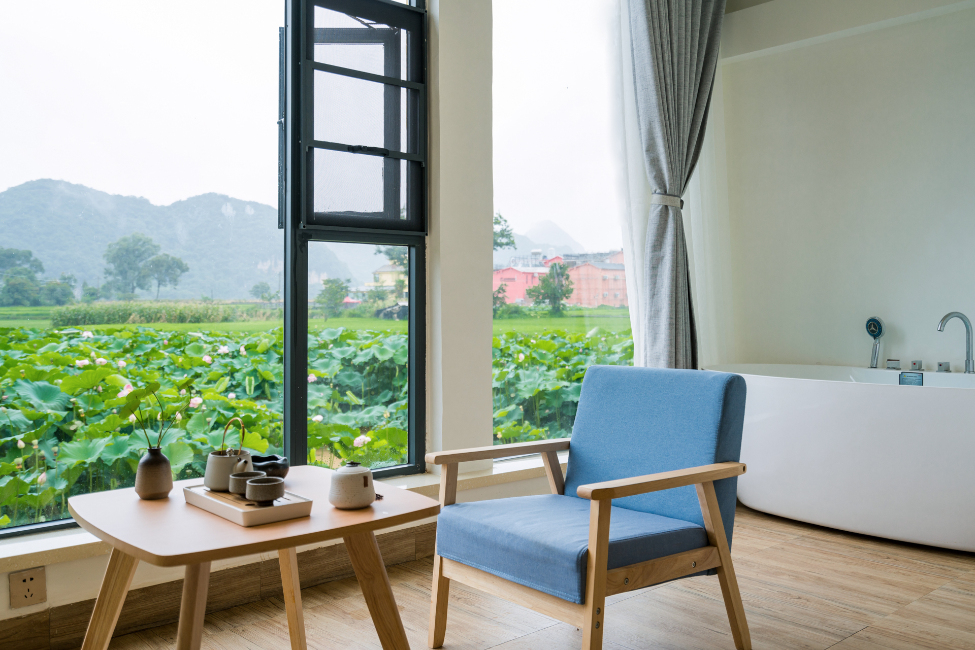 舒适阳光浴缸大床