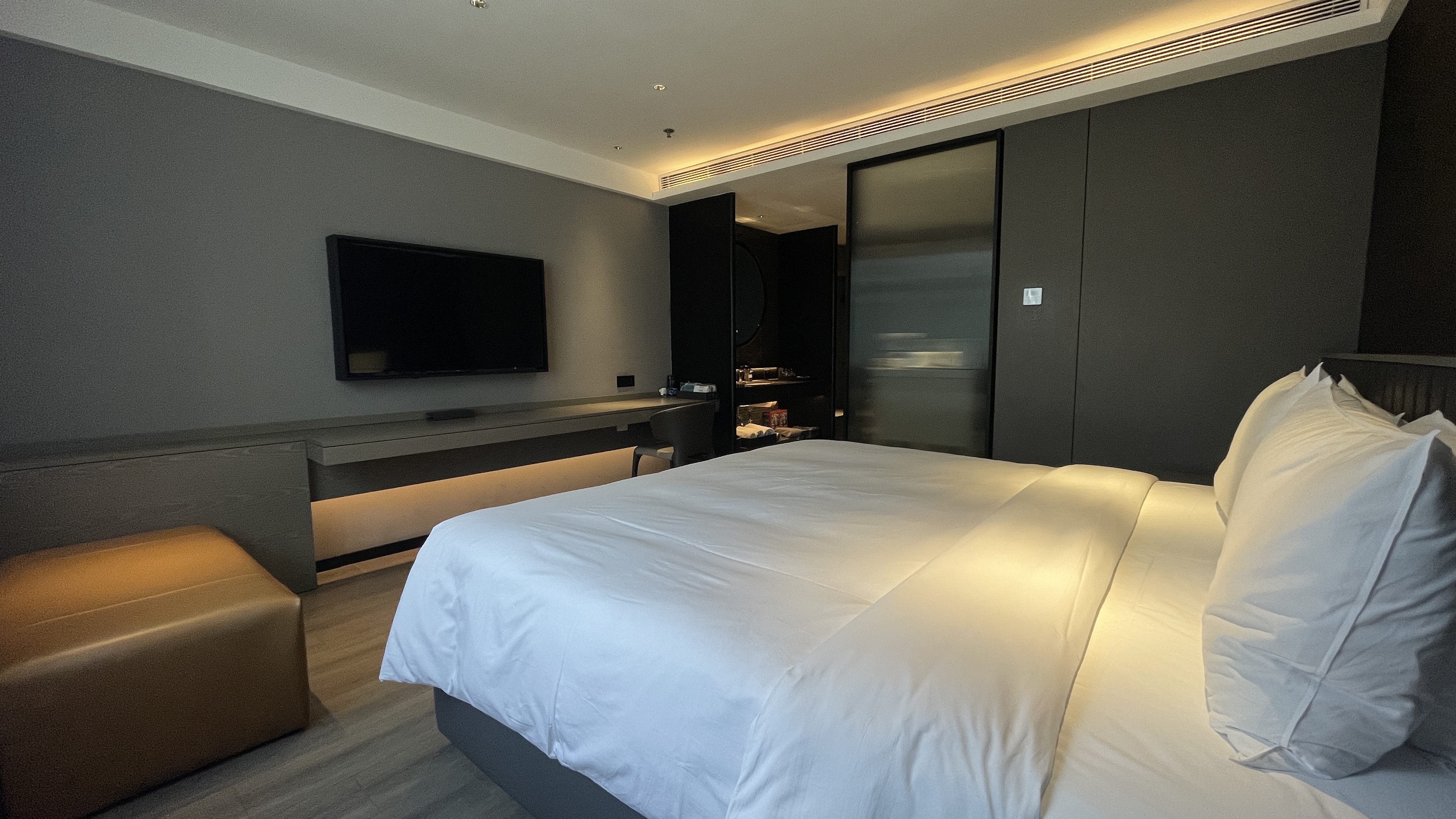 Guestroom (King Bed) (Fridge)