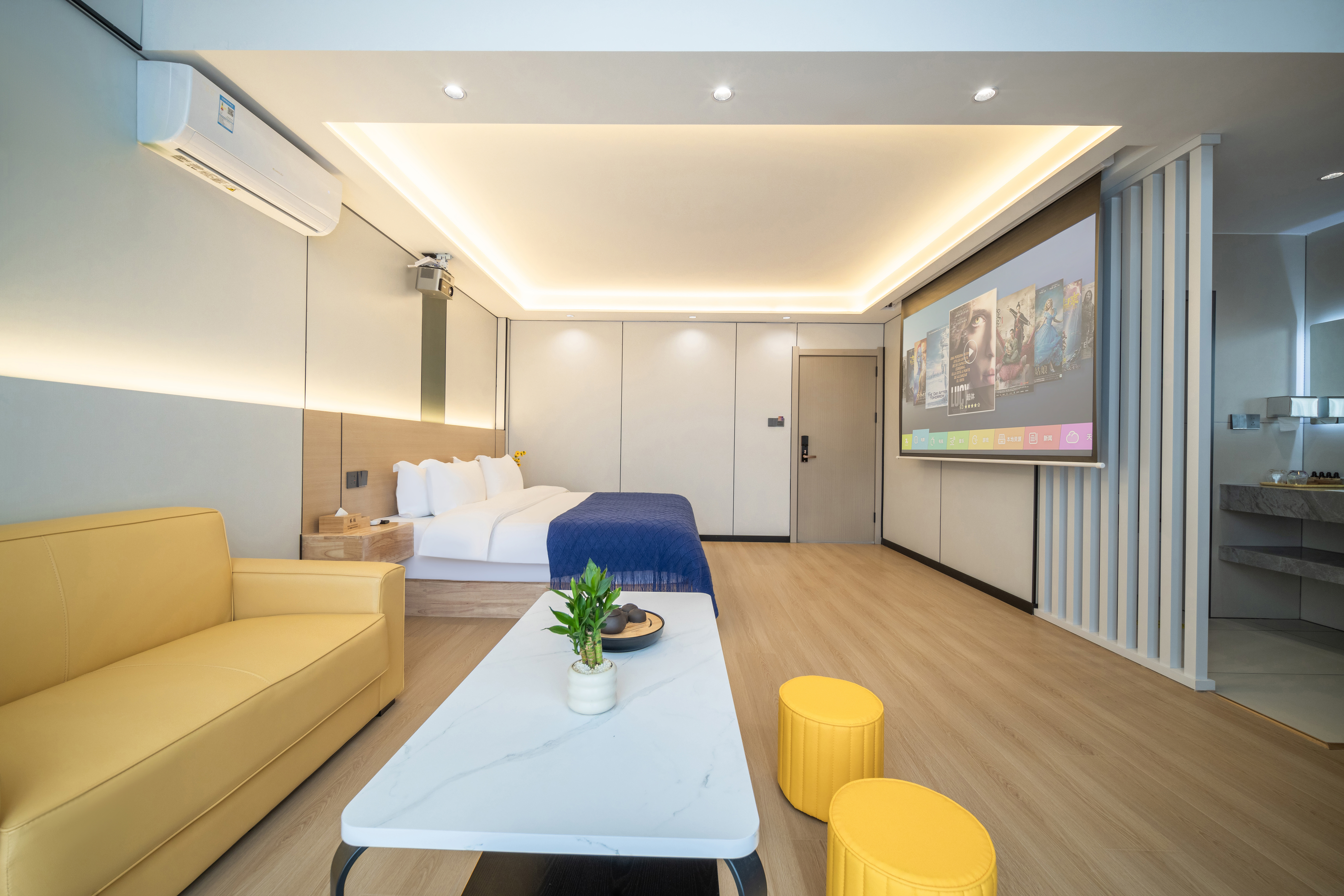 Cloud Comfort Duplex Family Room (Two-Bedroom Two-Bathroom + High-End Latex Mattress + Smart Toilet + 100-Inch Projector Av)