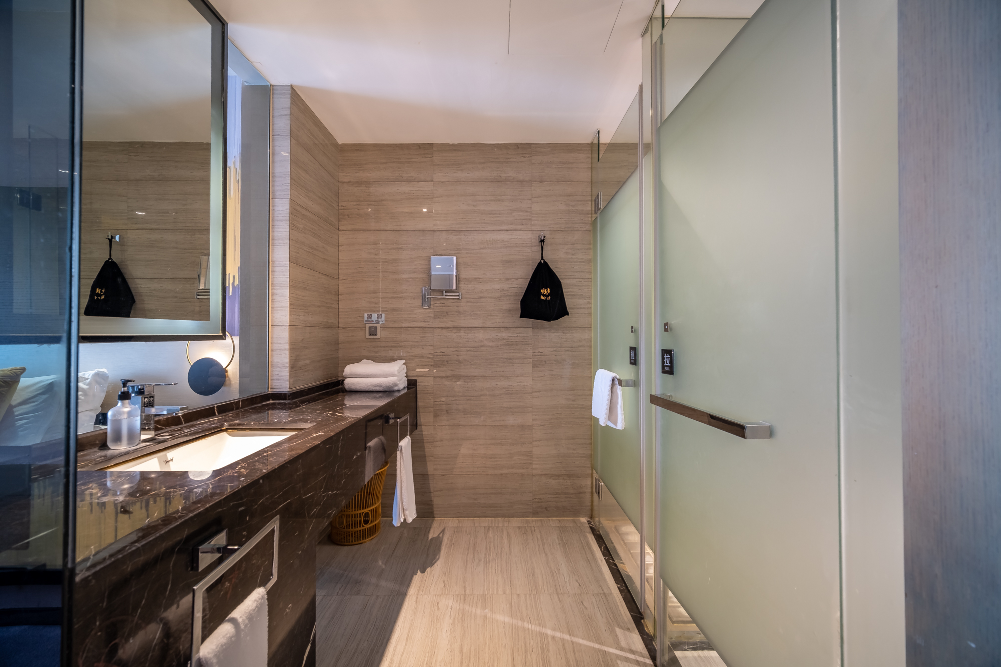 休闲娱乐棋牌房 | 一房一厅自动麻将桌+智能马桶