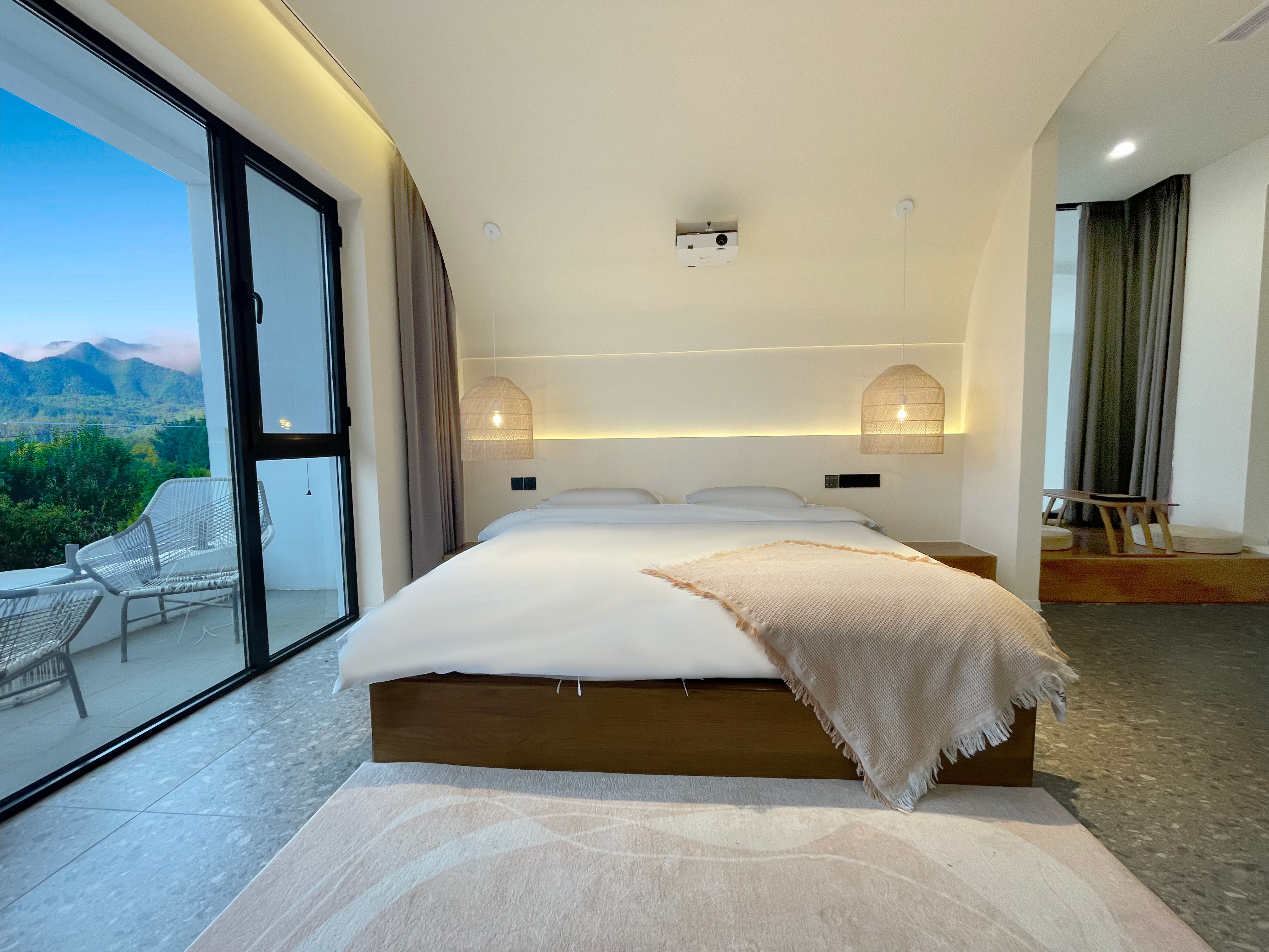 一捧雪豪华大床房—阳台+山景+超大投影