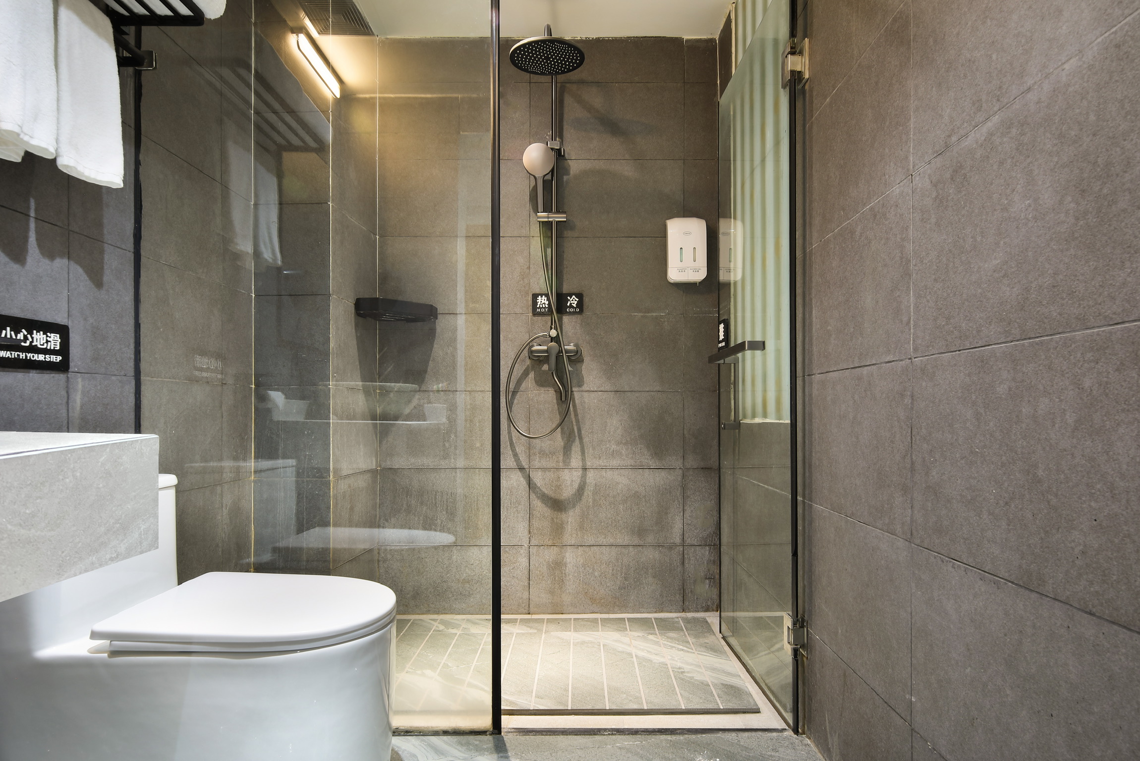 悦山阳台大床房（依山观景+休闲阳台+4k电视）