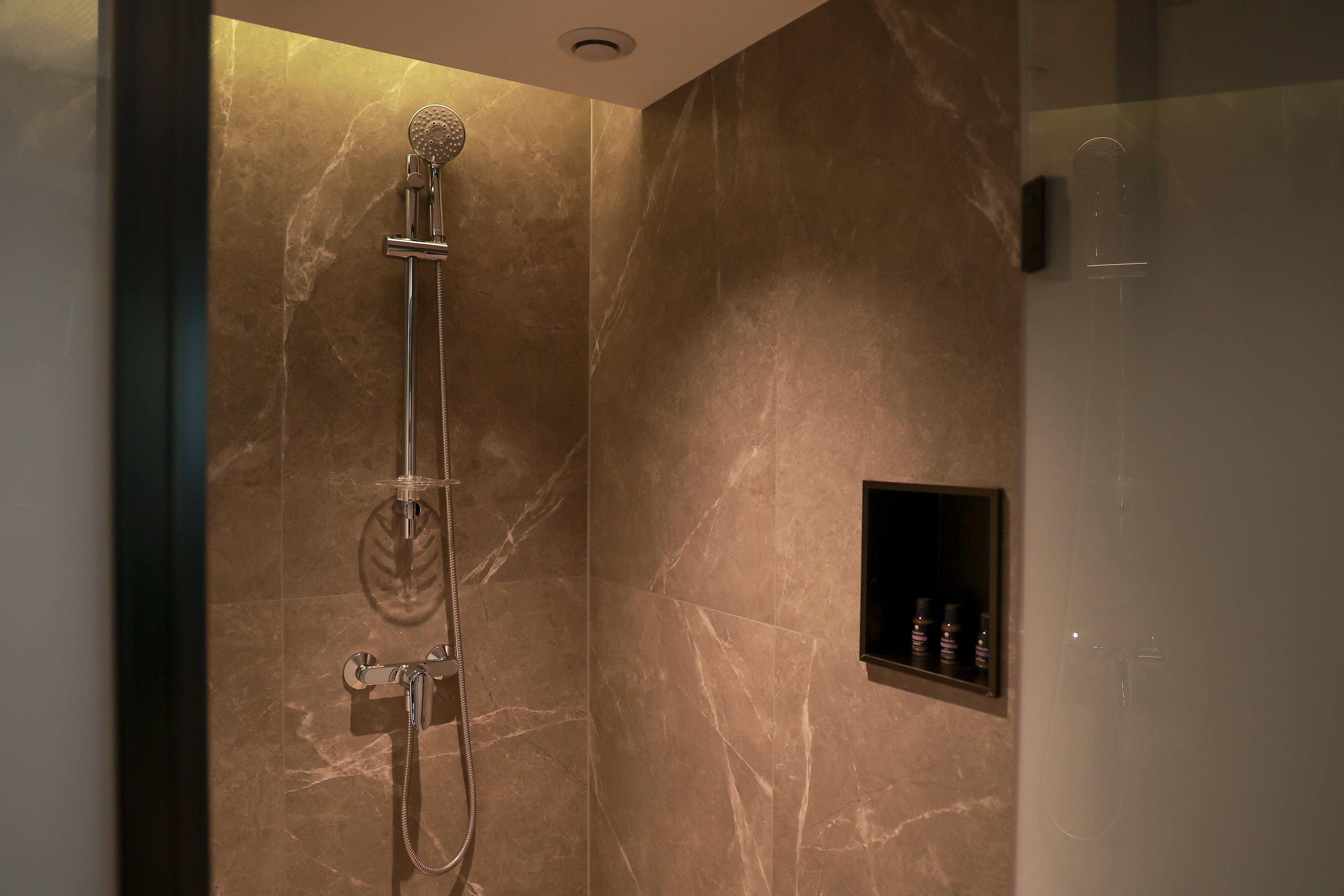 豪华大床房（景观落地窗+RoomPlus洗护用品+小冰箱）