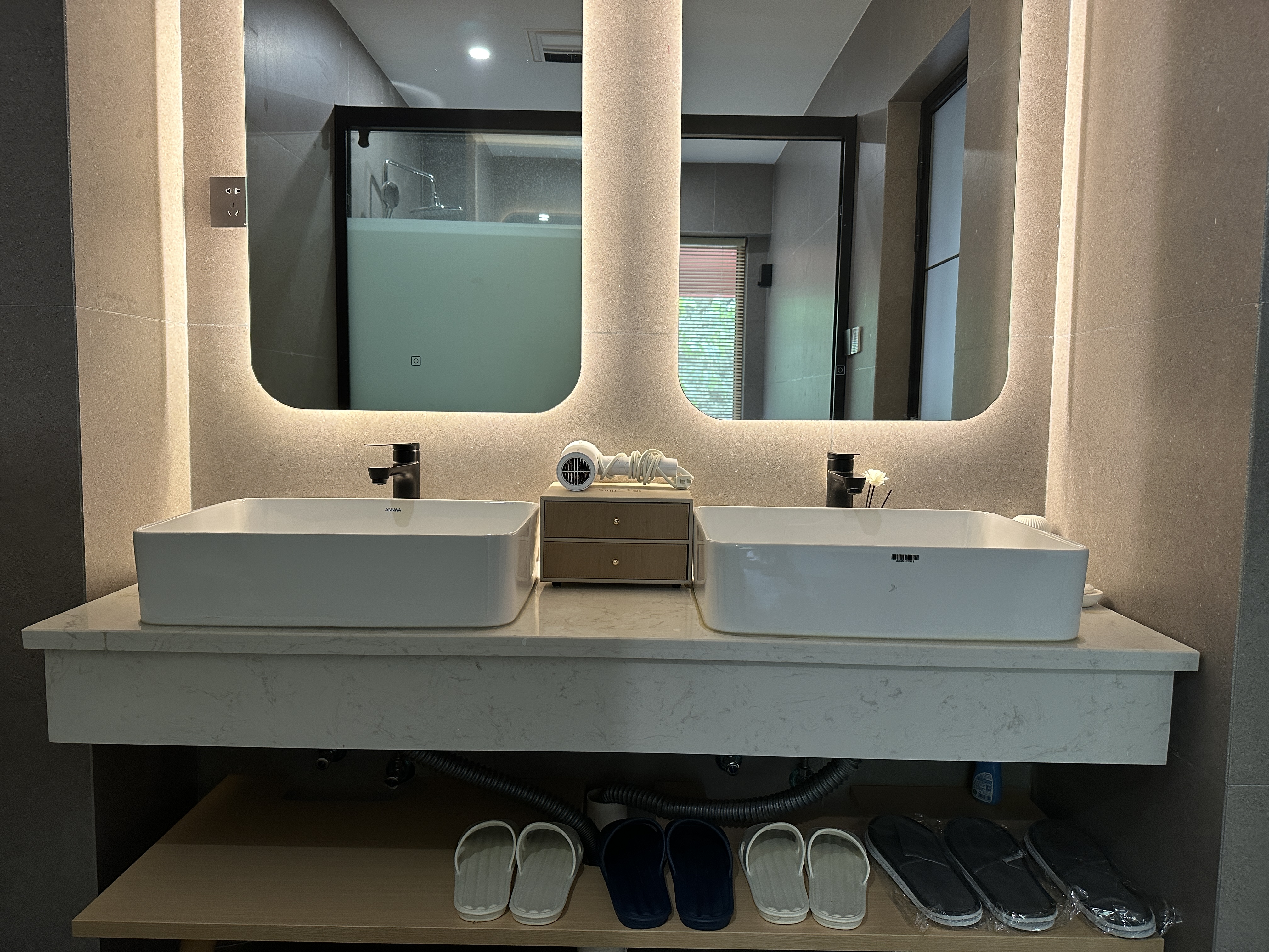 Loft Luxury Lake View Family Suite(island style courtyard)