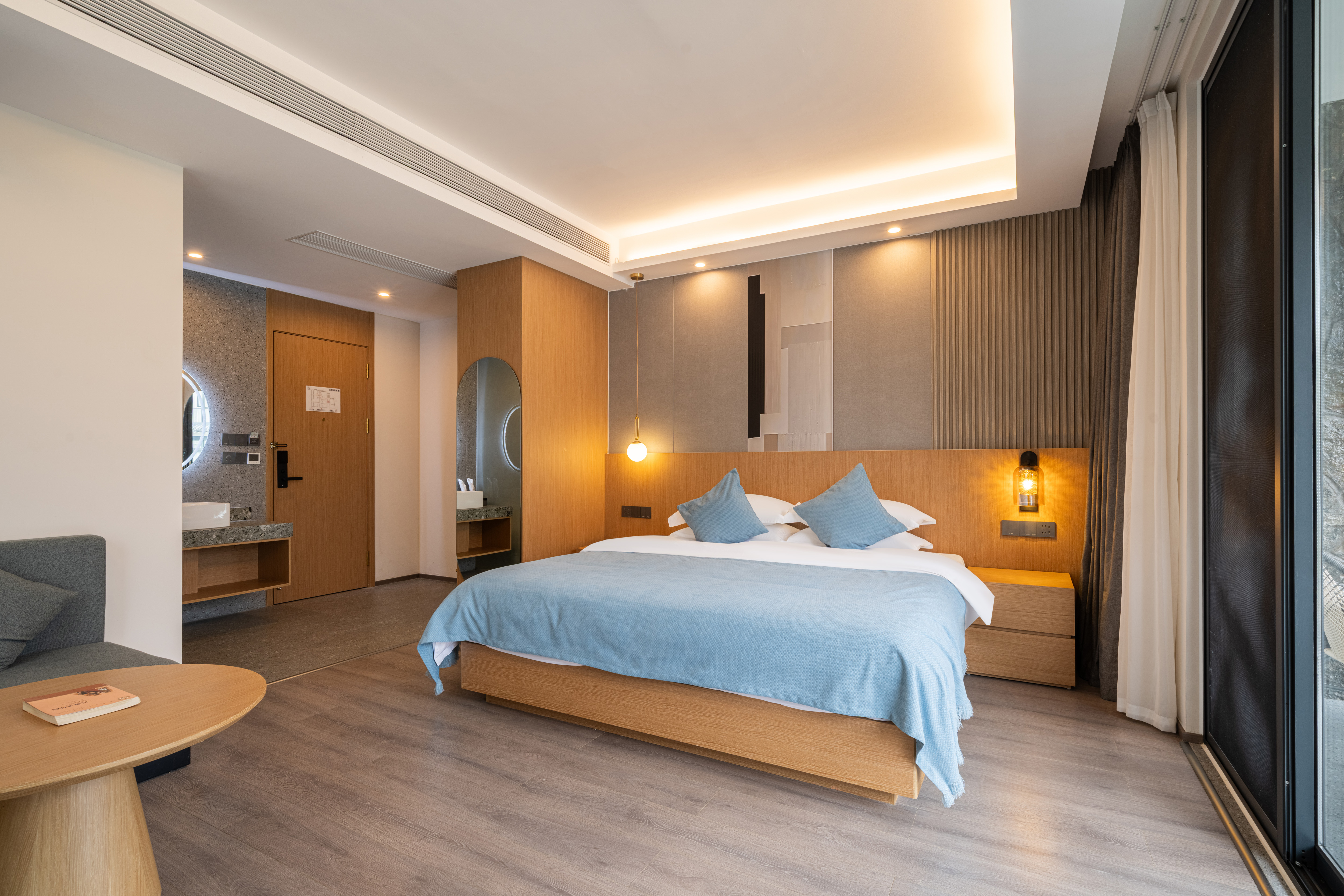 山水阳台投影大床房（河景大阳台+山景浴缸+小冰箱）