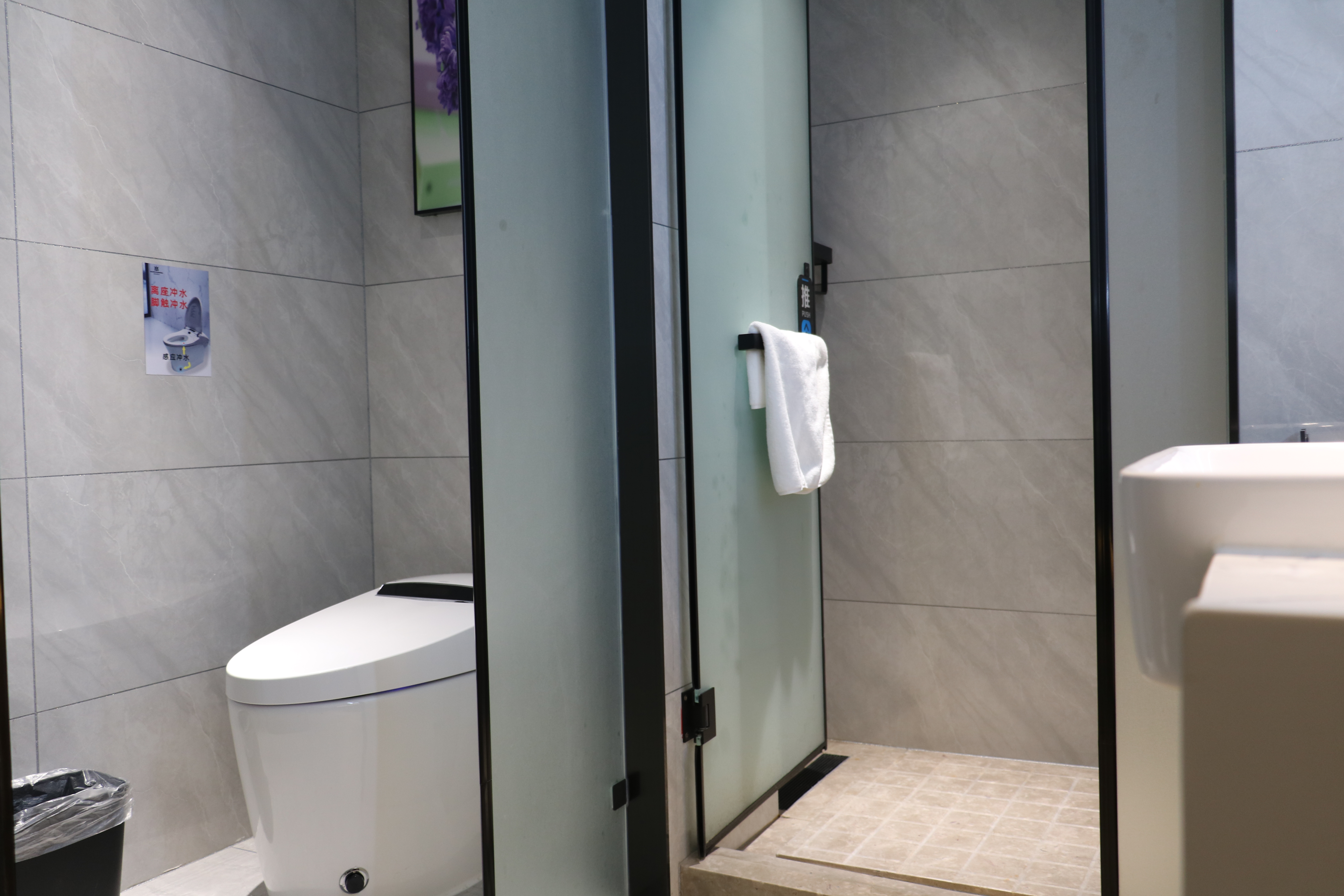 一战成硕·青云万里大床房『全屋智能+零压舒眠乳胶床垫+云朵般柔软透气鹅绒被+MINI冰箱+恒温智能马桶』