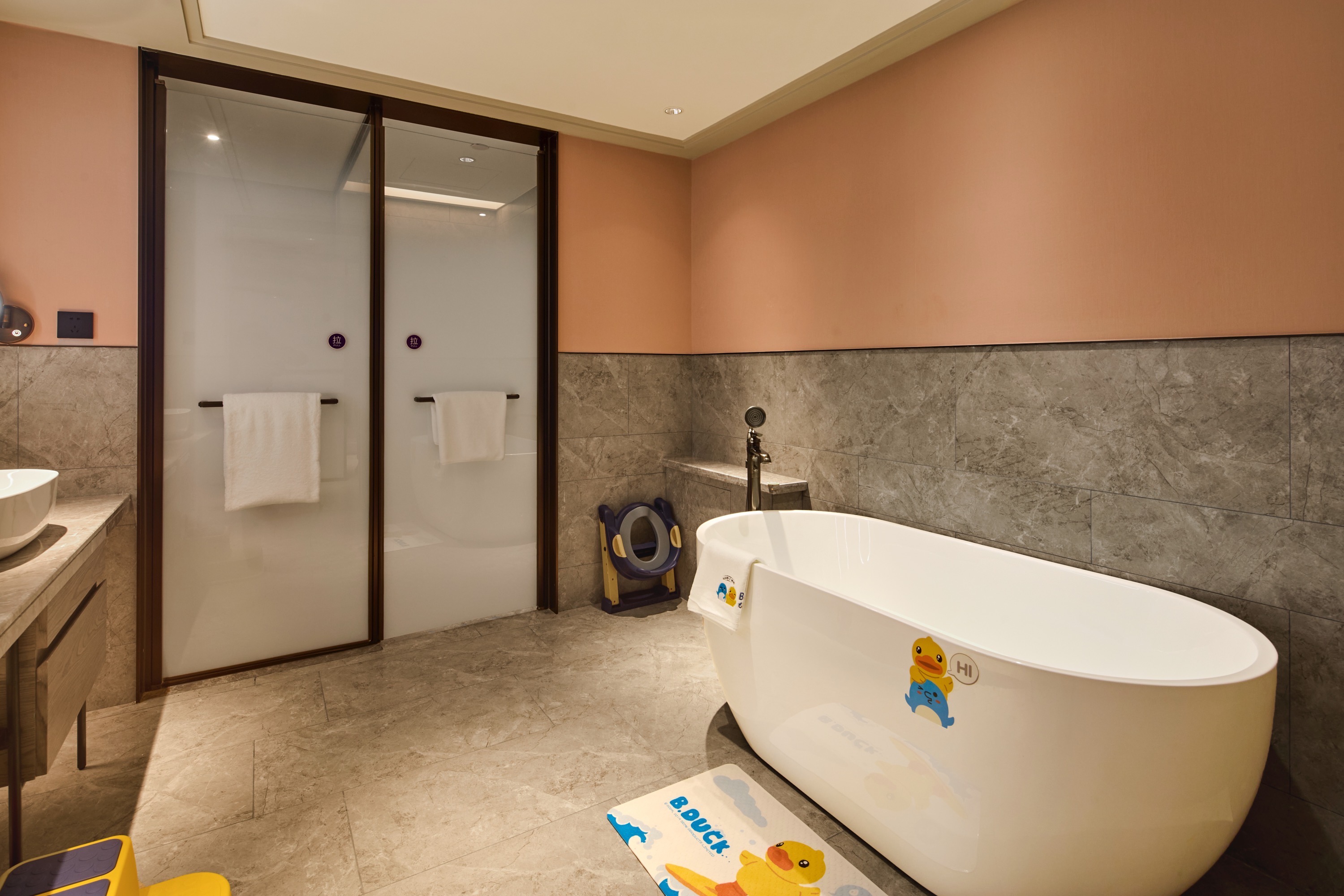 B.duck小黄鸭亲子主题房（全景落地窗）