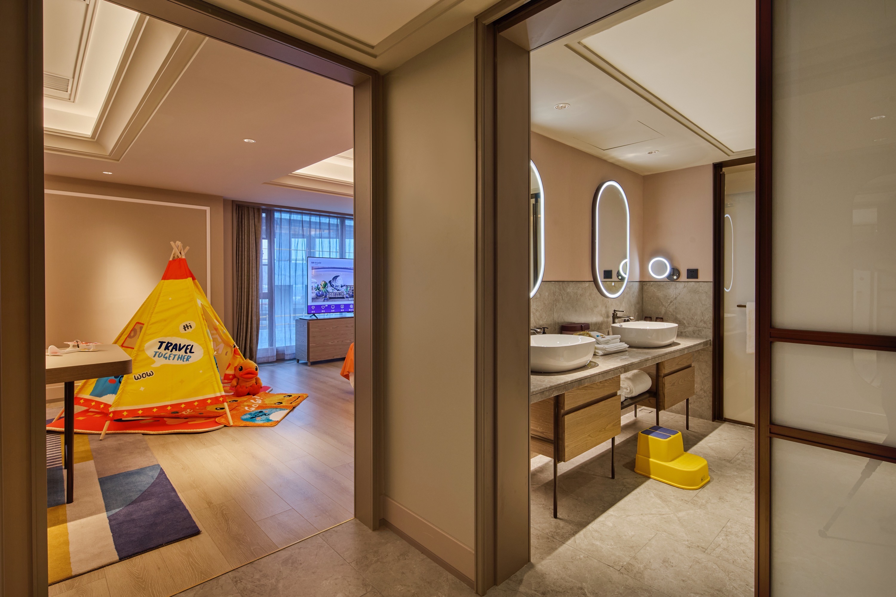 B.duck小黄鸭亲子主题房（全景落地窗）