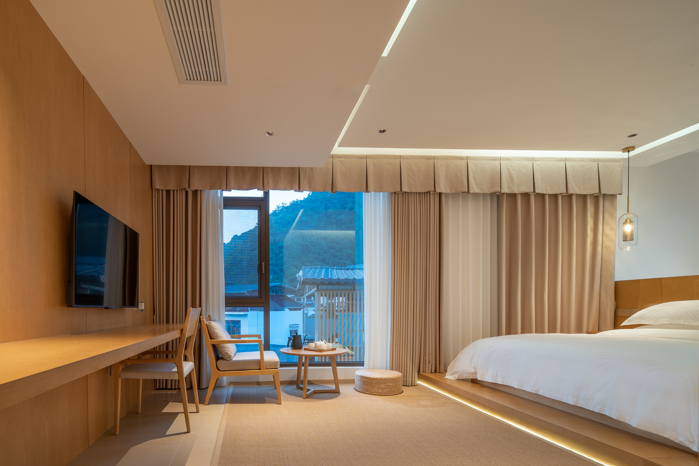 观山榻榻米大床房（日式禅意品茶赏景榻+超大圆形浴缸+迷你冰箱+智能马桶）