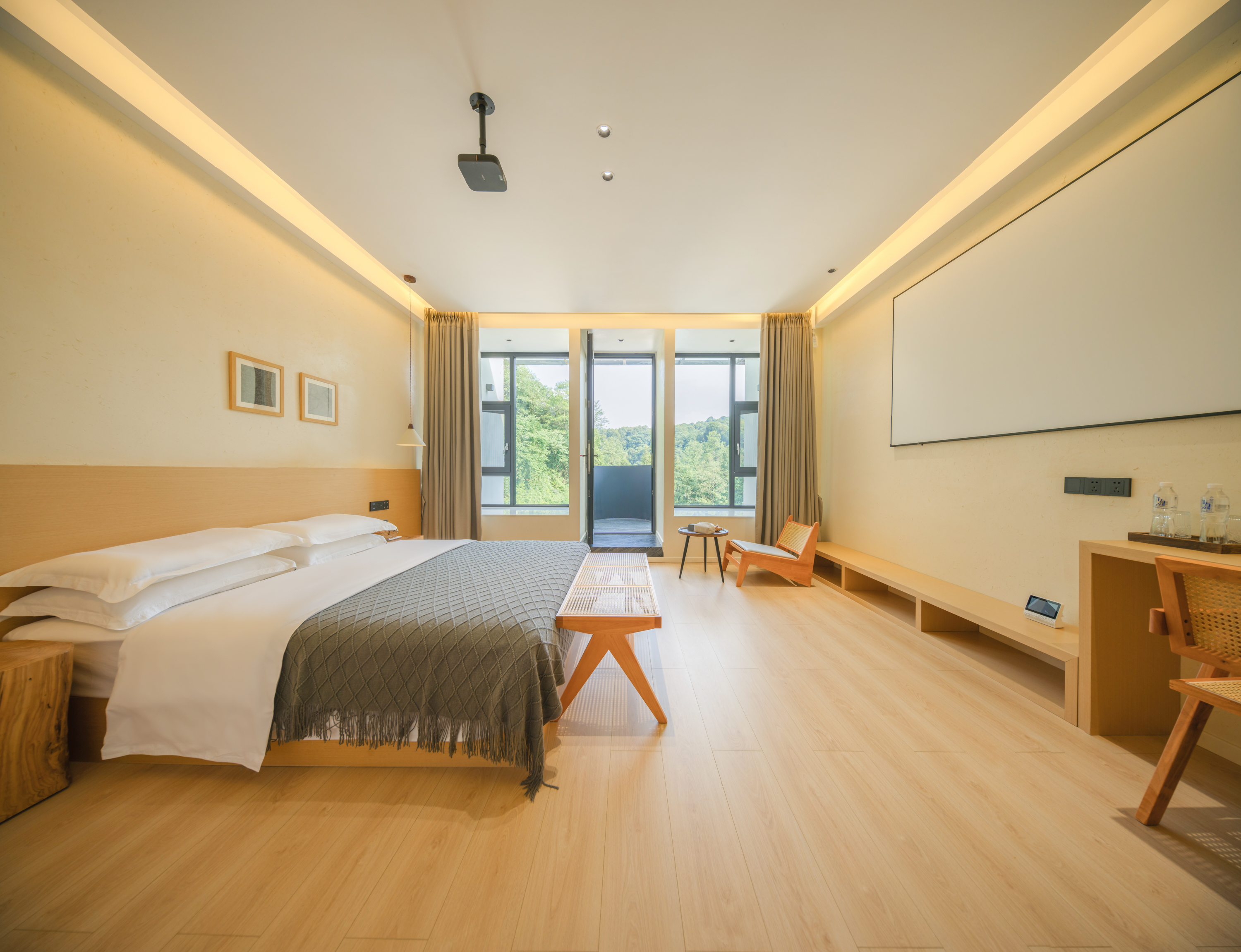 Bifengxia Lanshan Designer Homestay Huaxu Light Luxury Cinema Double Bed Room