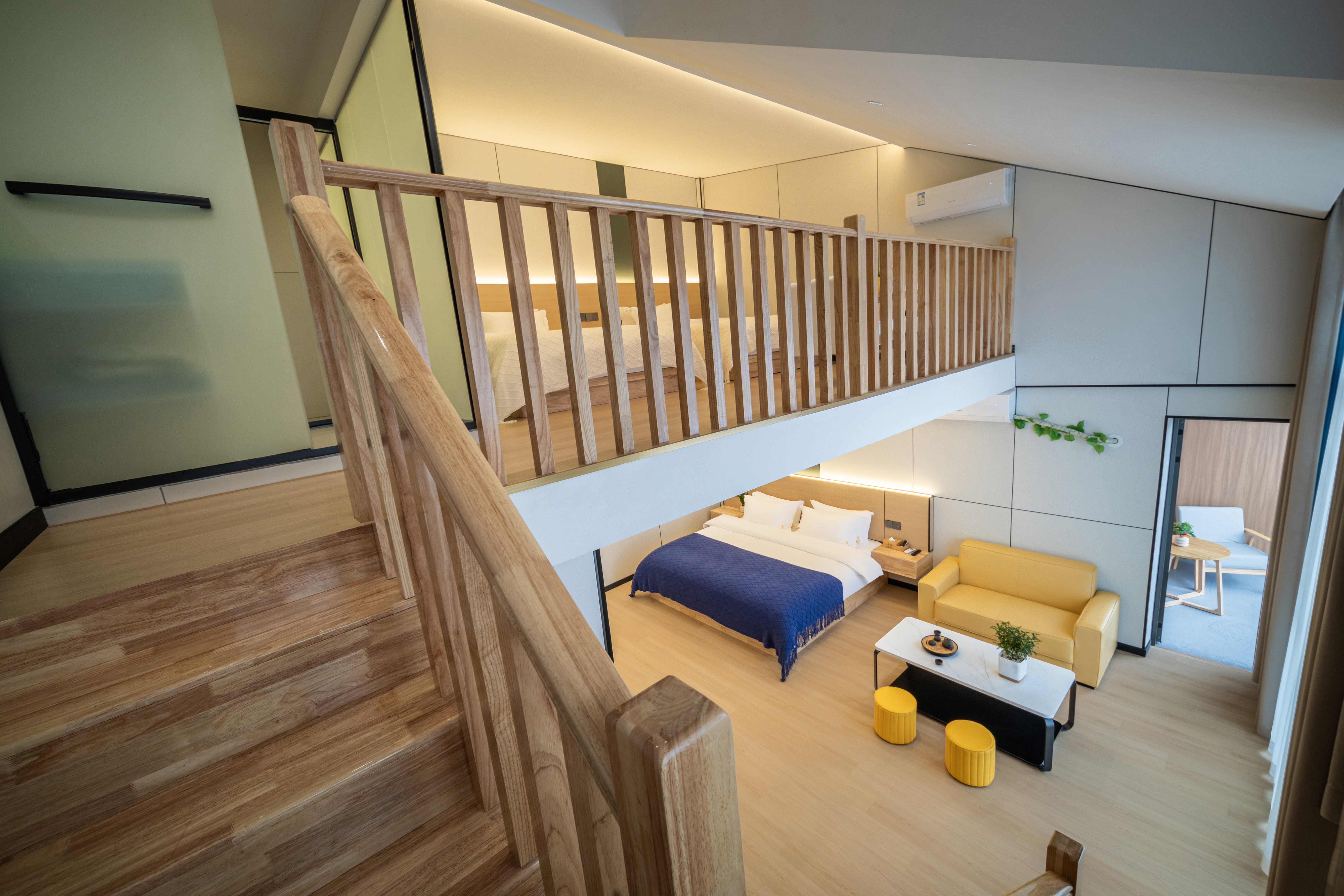 Cloud Elegance Duplex Family Room (Two-Bedroom Two-Bathroom + High-End Latex Mattress + Smart Toilet + 100-Inch Projector Av)