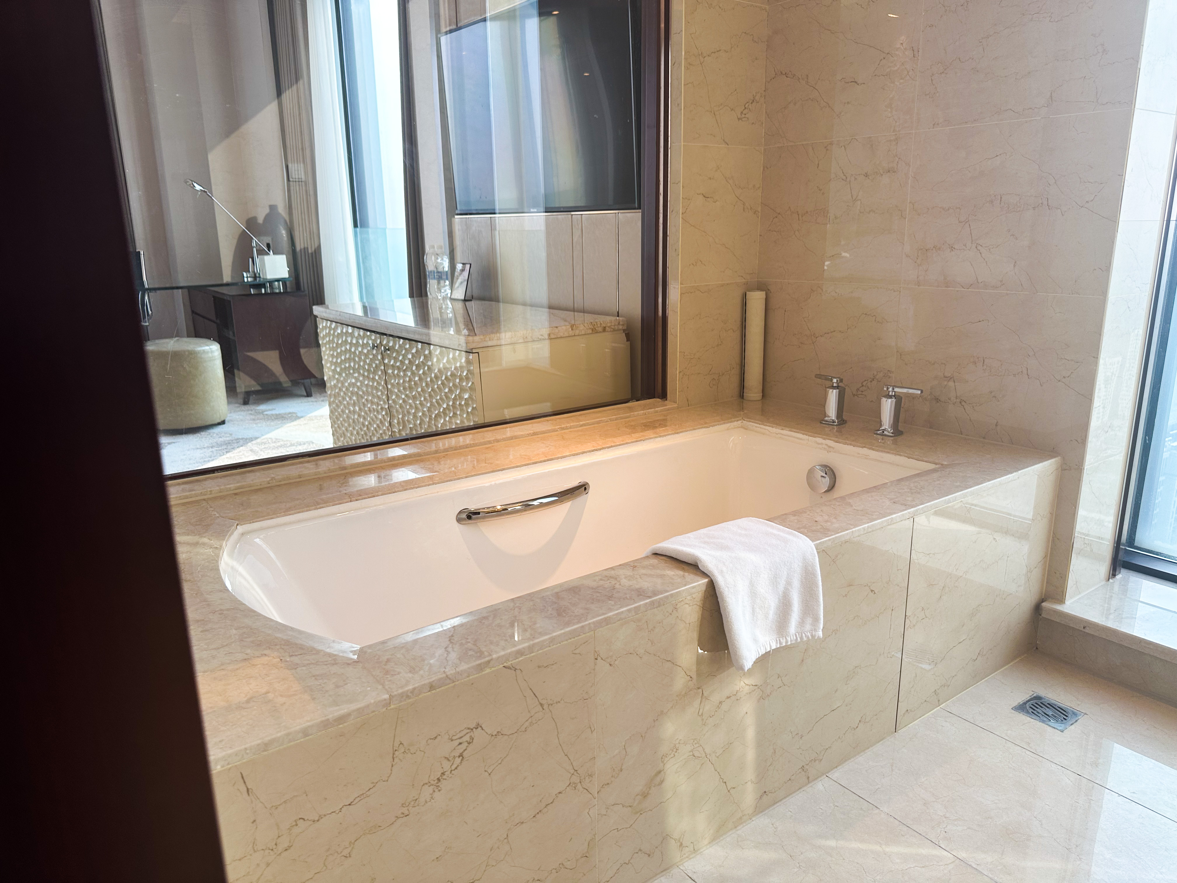 豪华景观大床房（双面全景落地窗+浴缸+特大床）