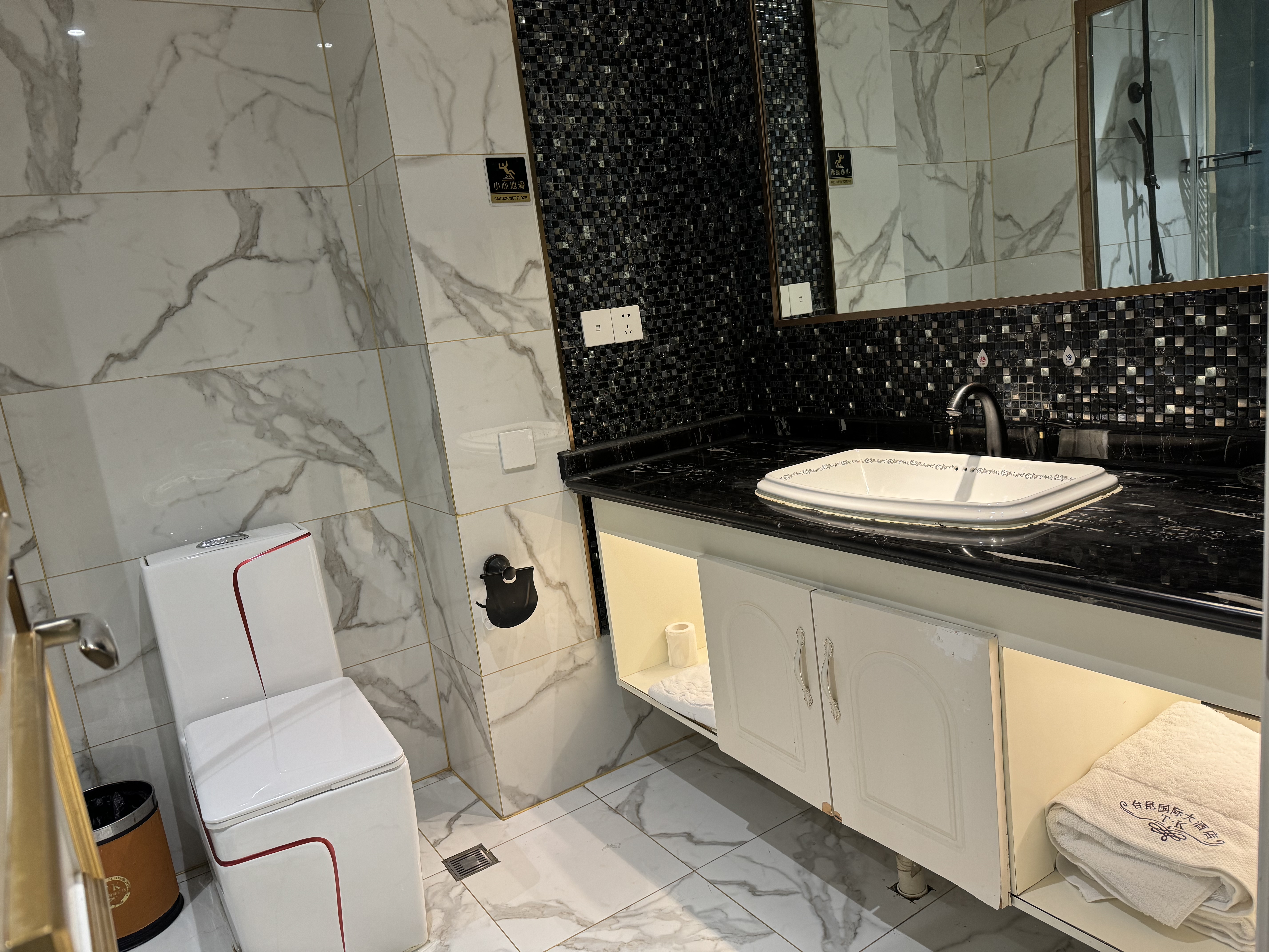 Business Double Bed Room With Zero-Pressure Sleep Pillow And Lcd Tv