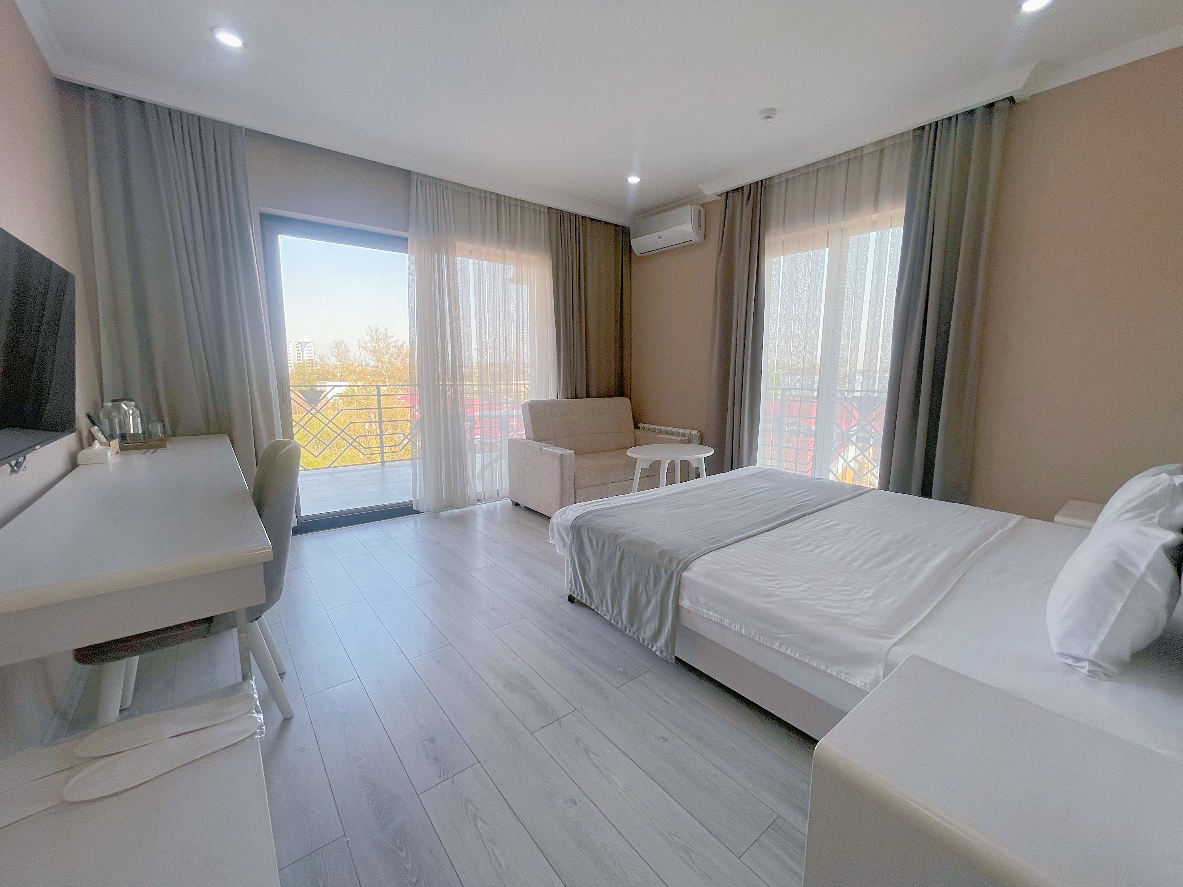 豪華露台全景大床房（全含：接機/早食/落地簽/增值税）