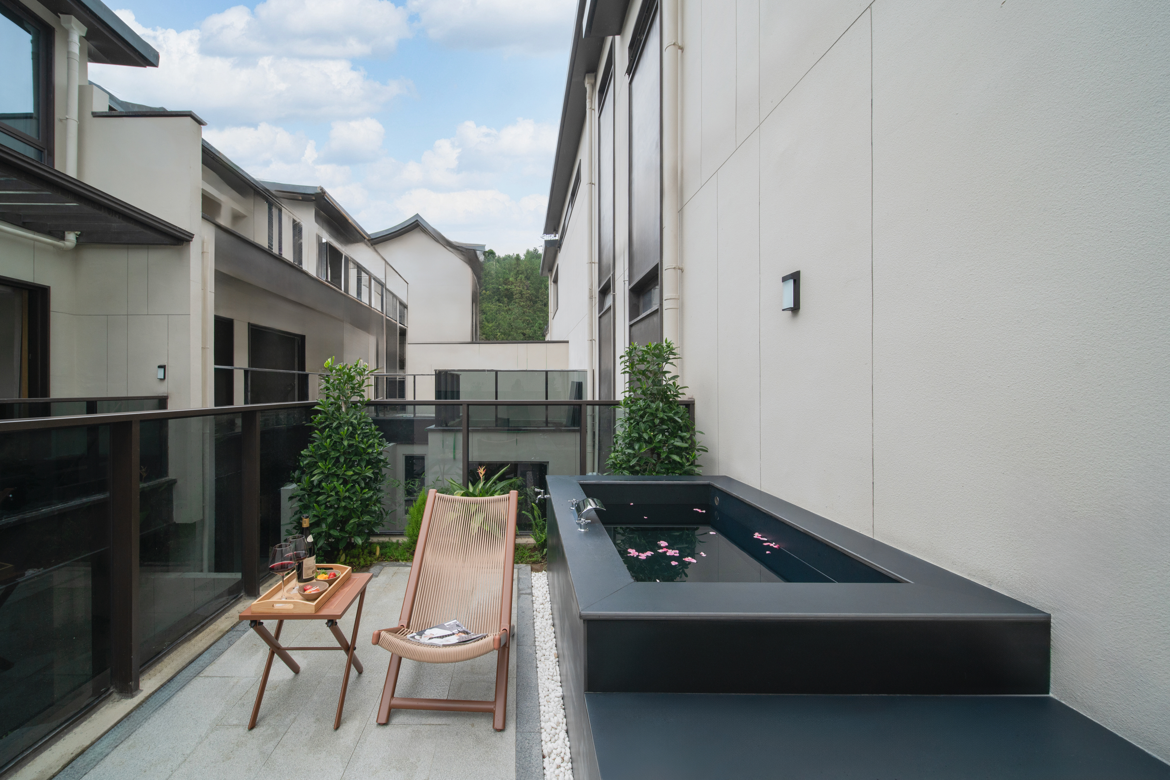 觀雲丨露台景觀私湯大床房（獨享露台+私湯温泉+高級現代風+高清電視+全屋地暖）