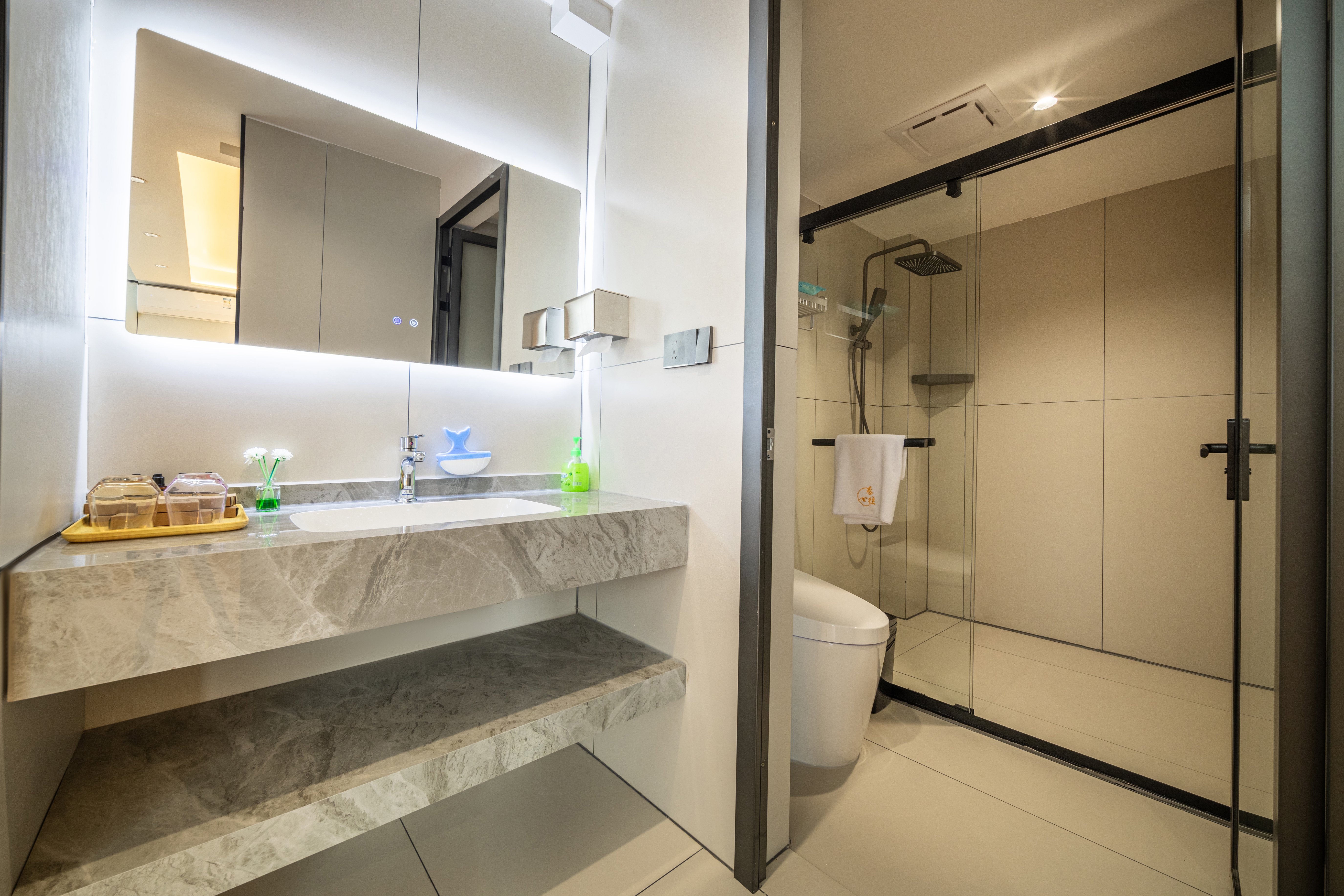 Zhi Huan Tub Double Bed Room With High-End Latex Mattress + Smart Toilet + 100-Inch Projector Av