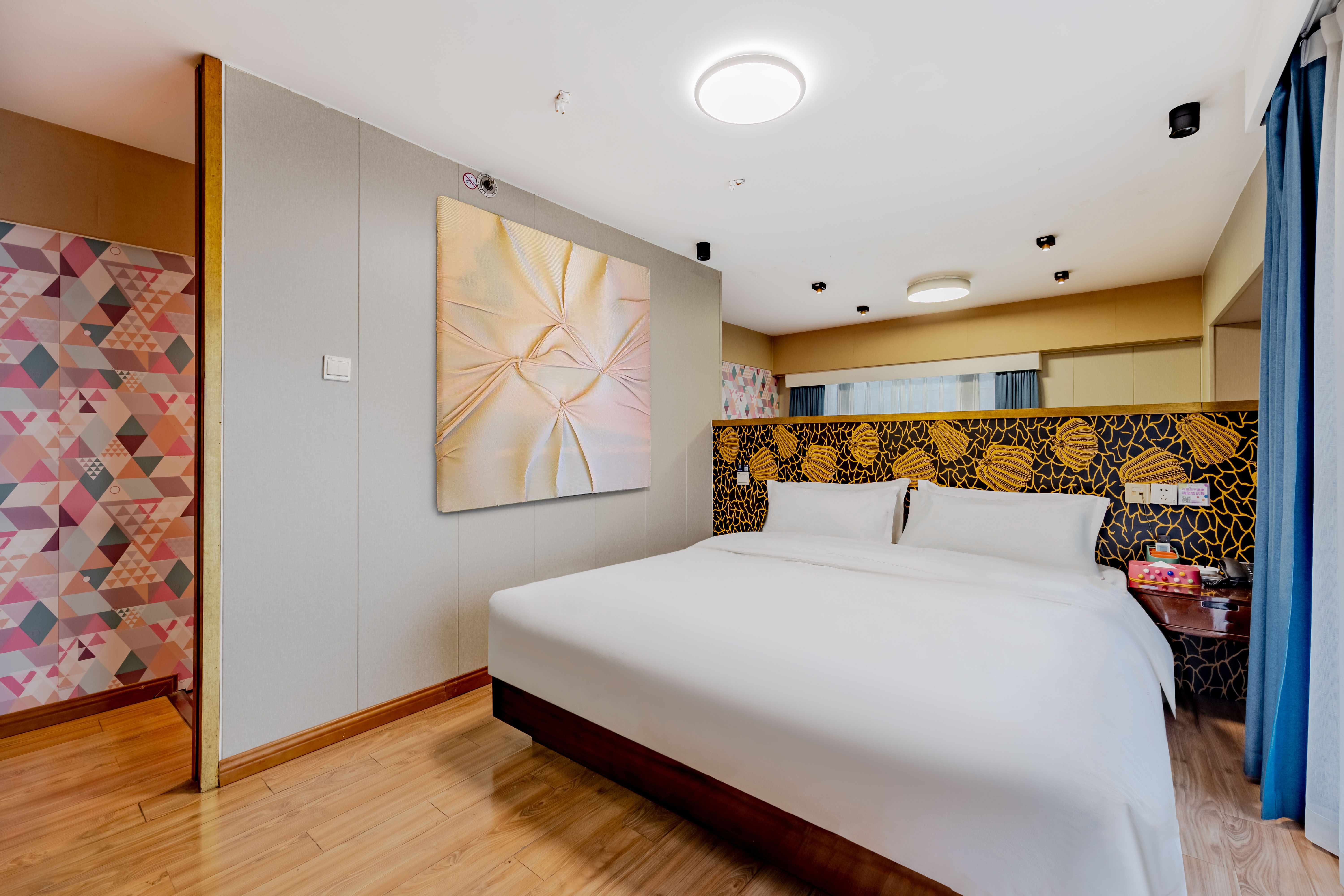 Deluxe Loft (Cards, living room)