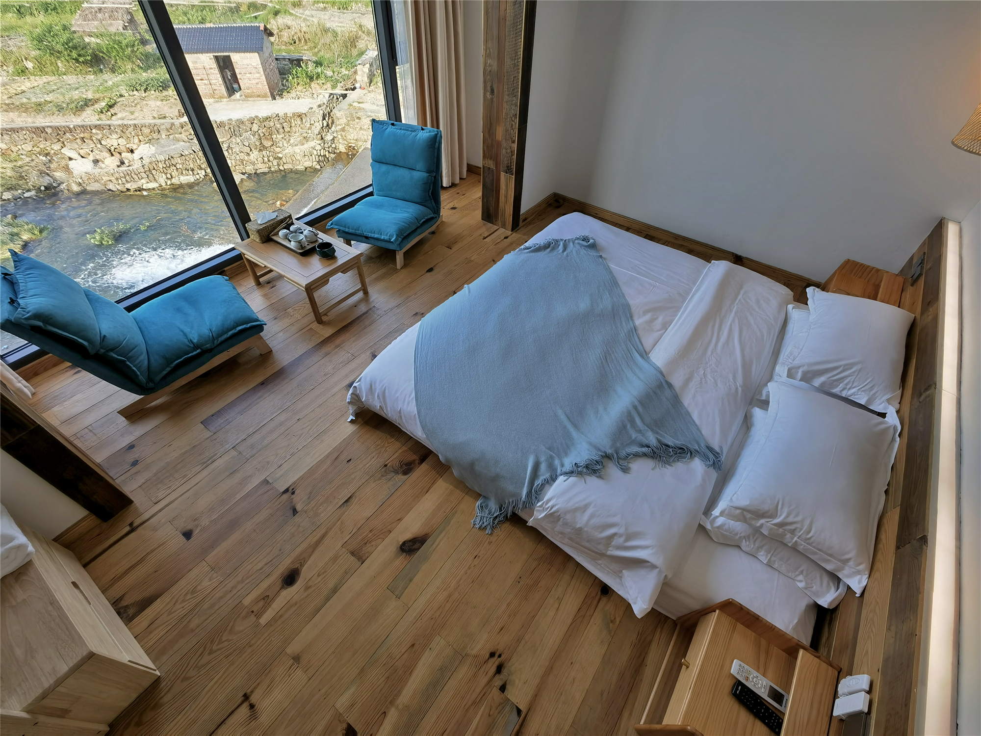 1 Room (King Bed) (Window)