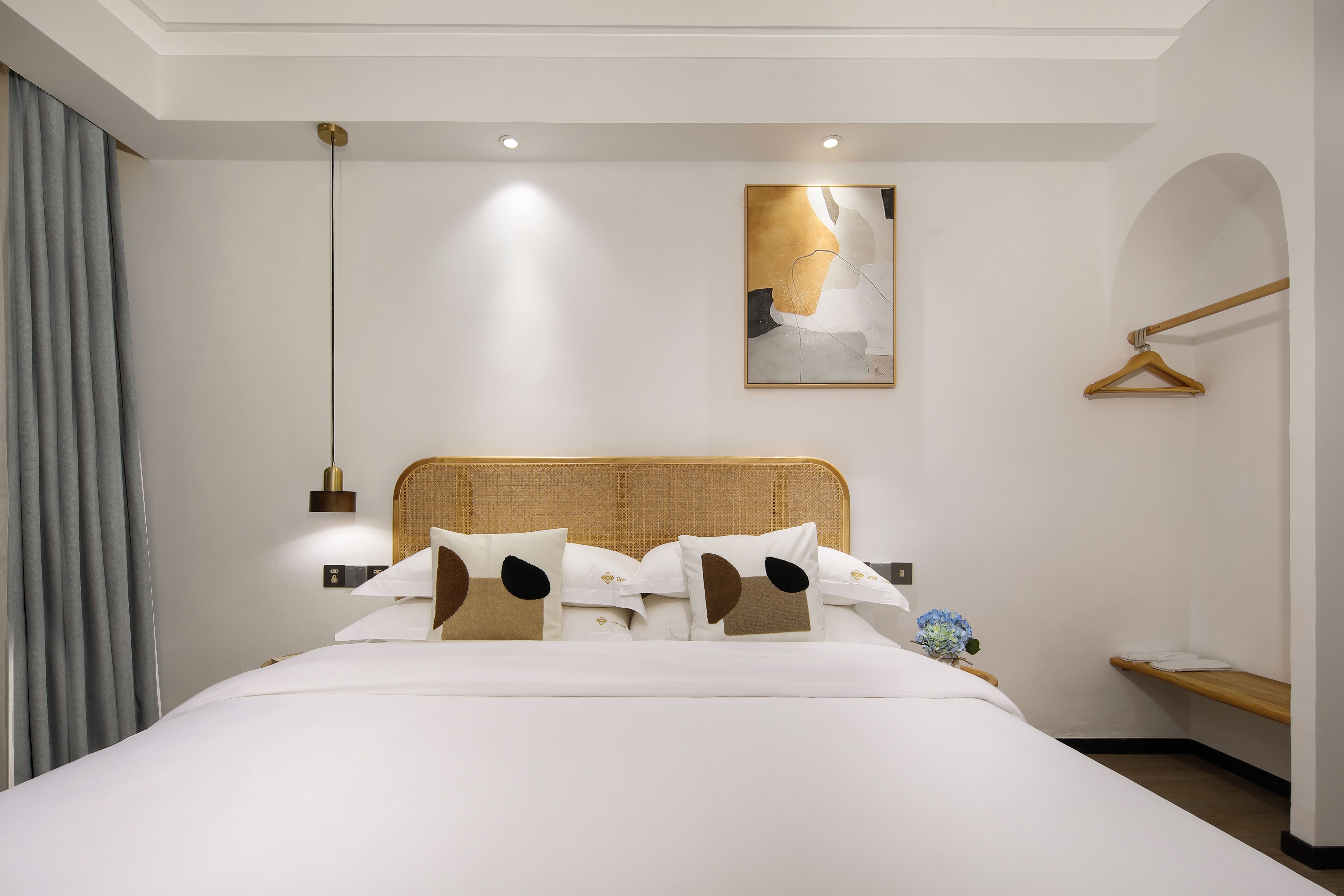 悦山阳台大床房（依山观景+休闲阳台+4k电视）