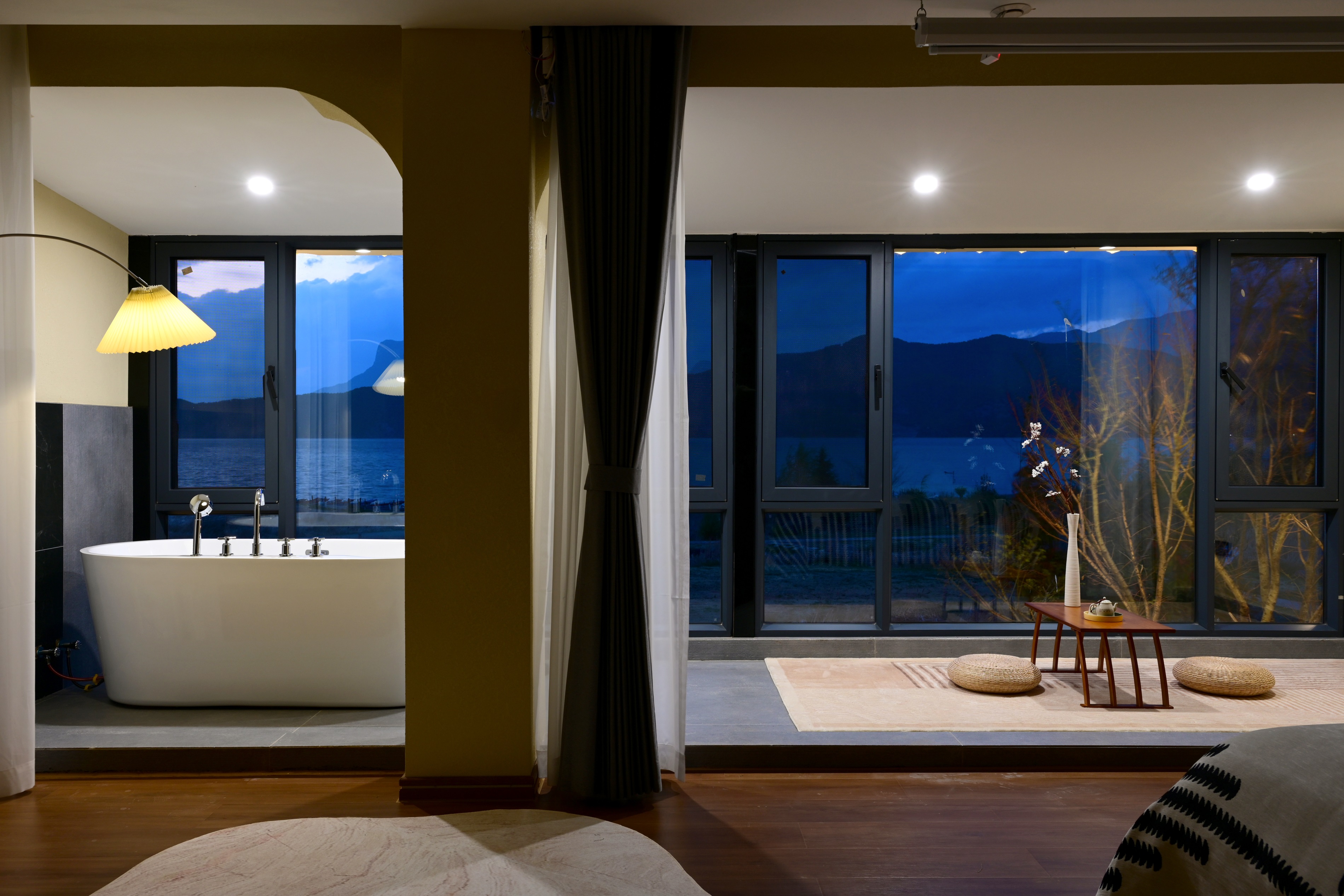 Du Xing An · Lake-View Goddess Mountain Double Bed Room