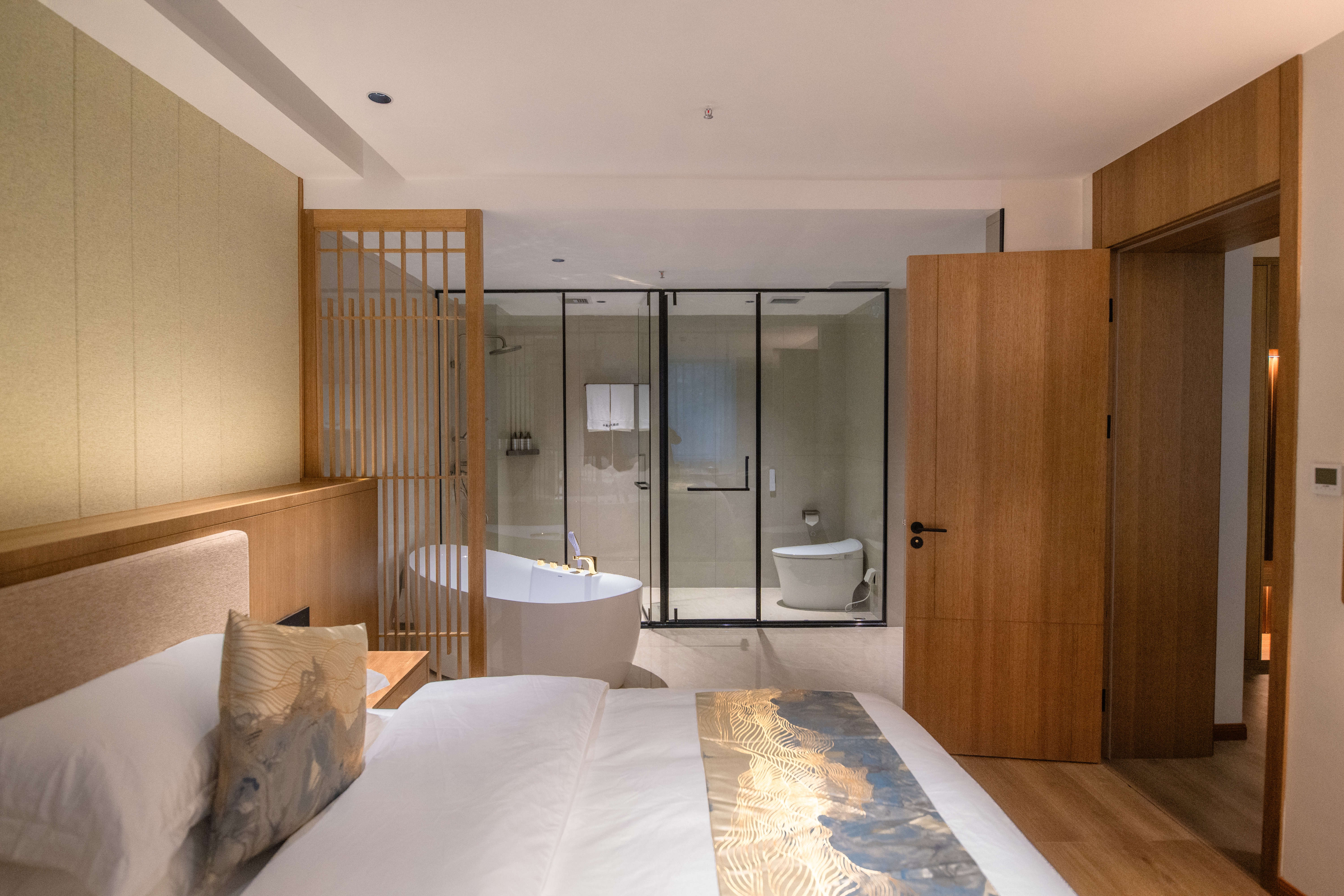 雅致套房（大床+大浴缸+摺叠两用梳化床）