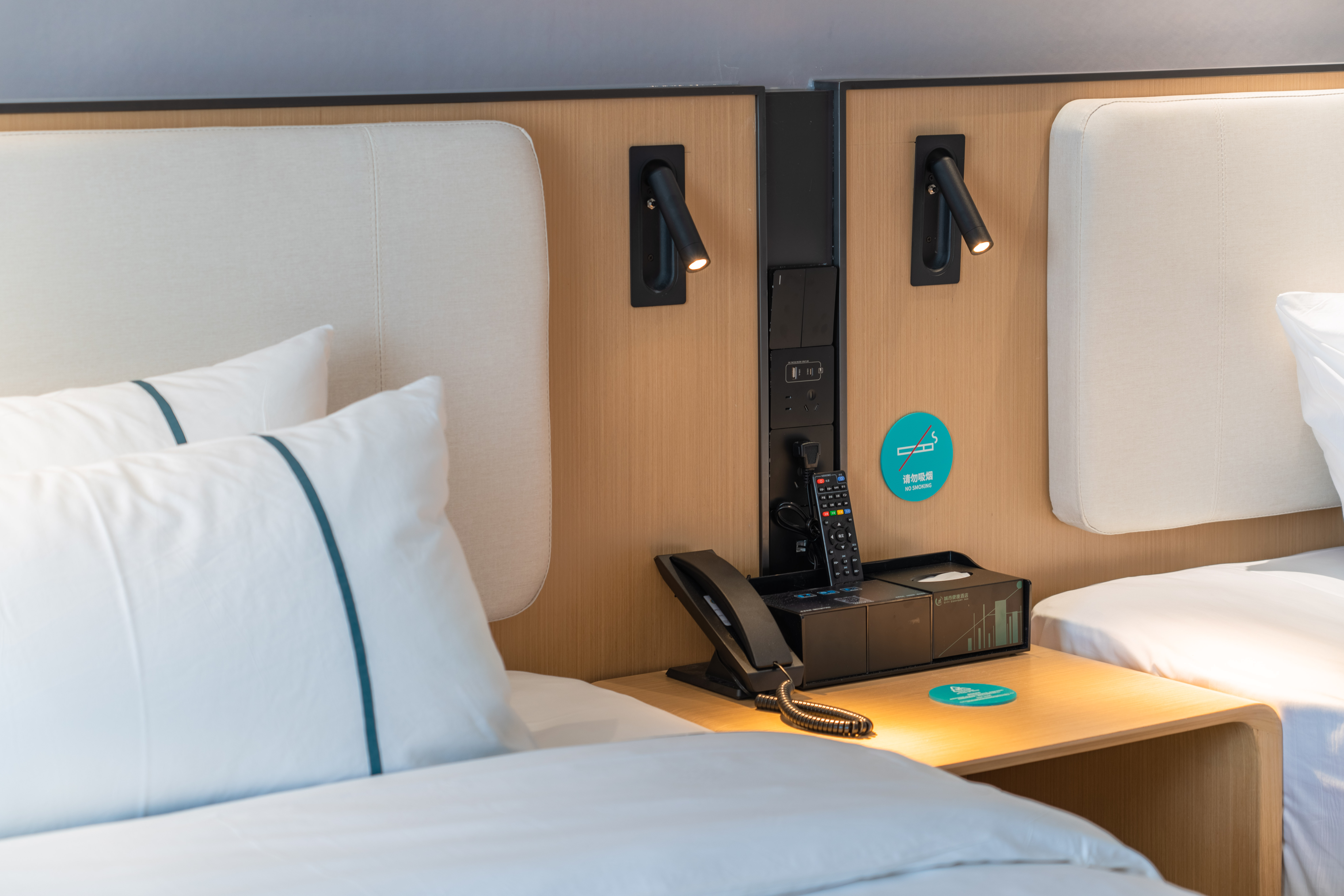 城景双床房-高空城景+办公桌椅+落地窗全景采光