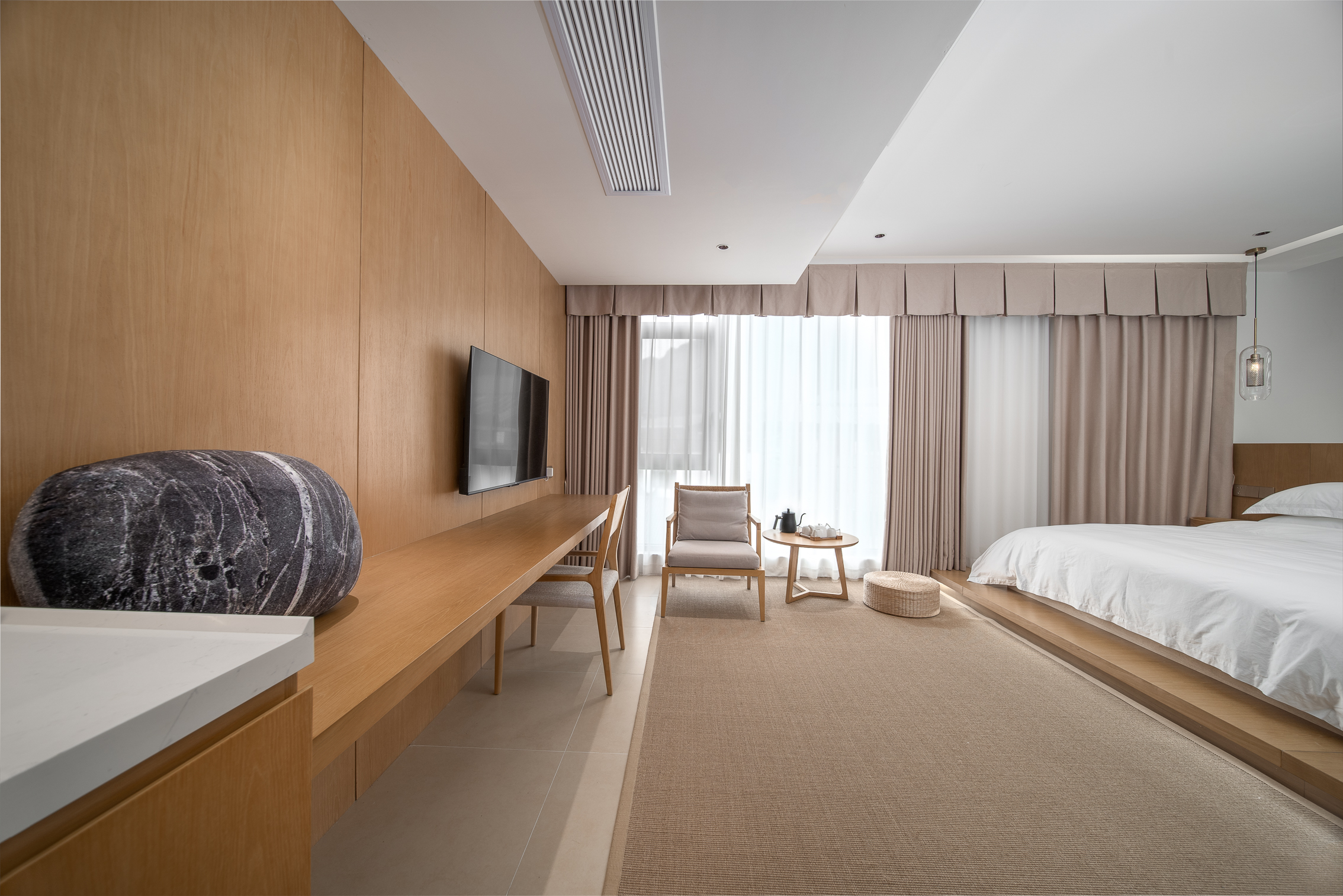 观山榻榻米大床房（日式禅意品茶赏景榻+超大圆形浴缸+迷你冰箱+智能马桶）