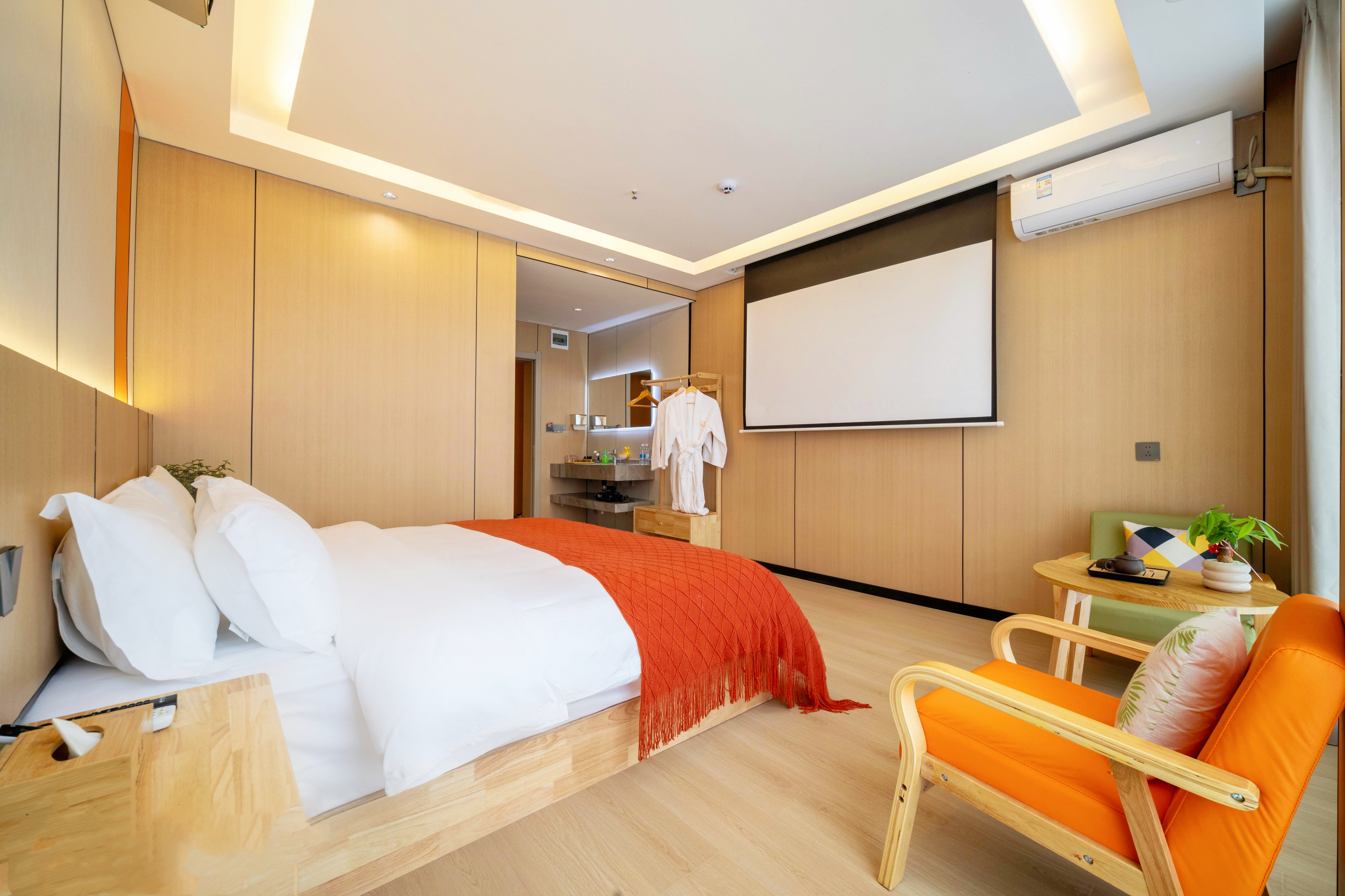 Zhi Yi Double Bed Room With High-End Latex Mattress + Smart Toilet + 84-Inch Projector Av